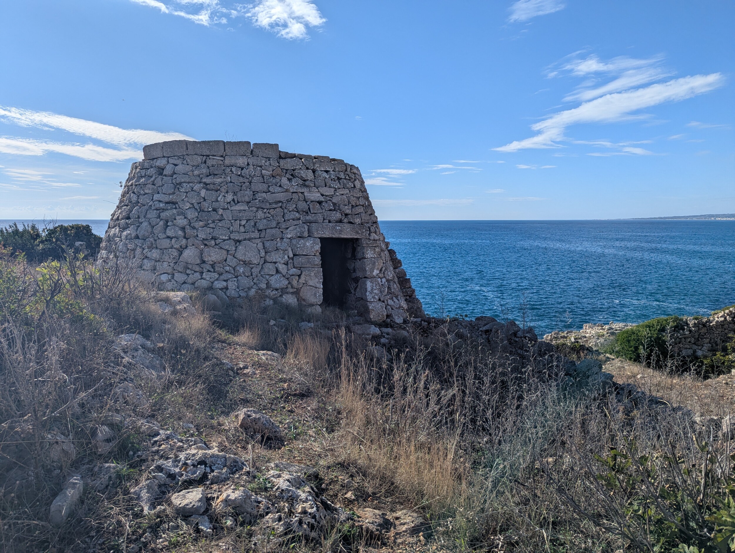 Verlaten Trullo langs de Pugliaanse kust