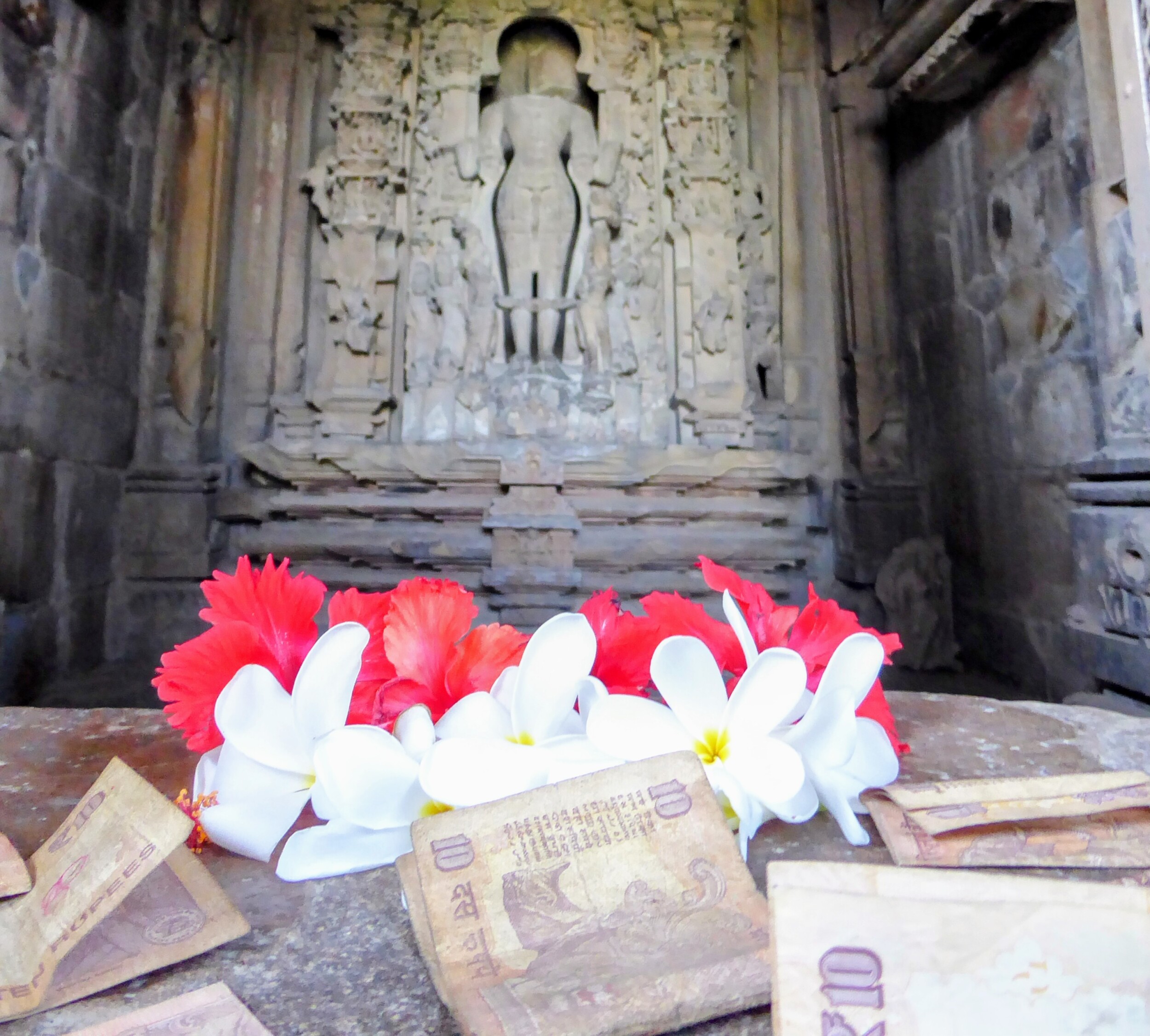 Bloemen bij de Tempels van Khajuraho India