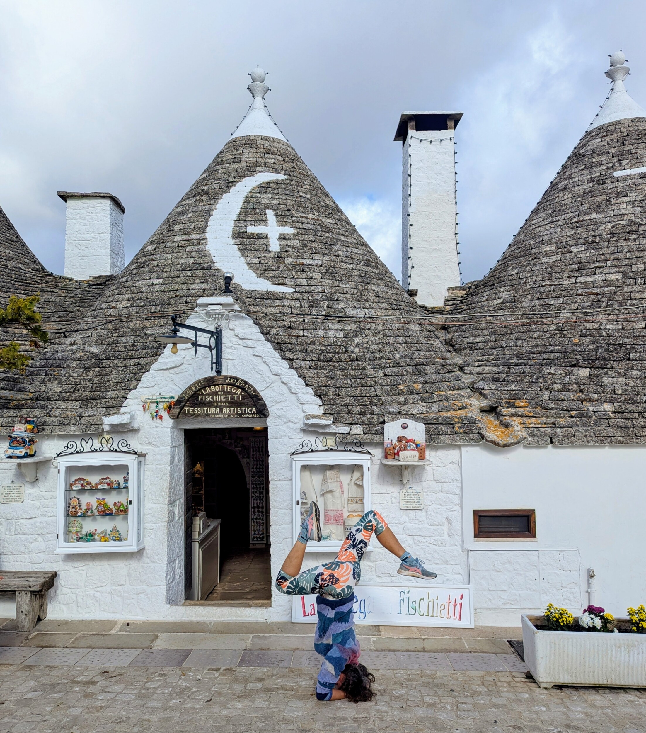 Jacomijn doet yoga in alberobello Zinvol Reizen