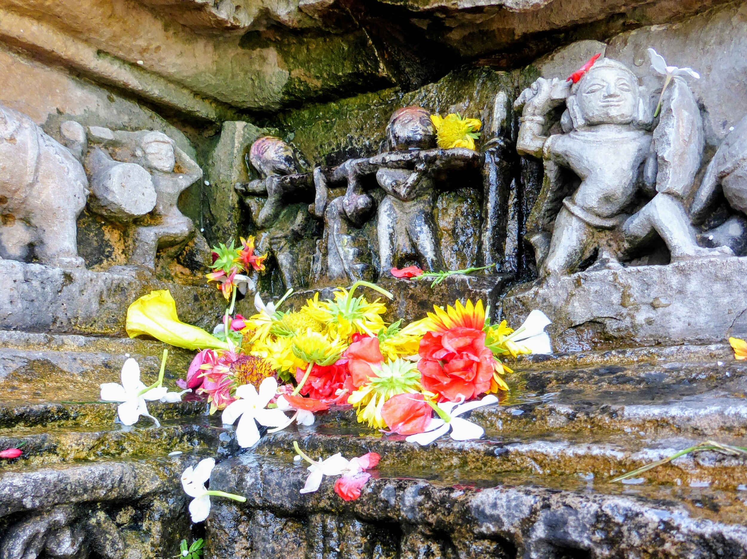 Offerandes bij tempel in Khajuraho India