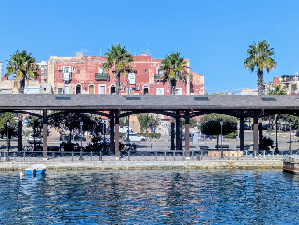 De nieuwe parkeerplaats in Taranto voor 1 euro met pendelbus