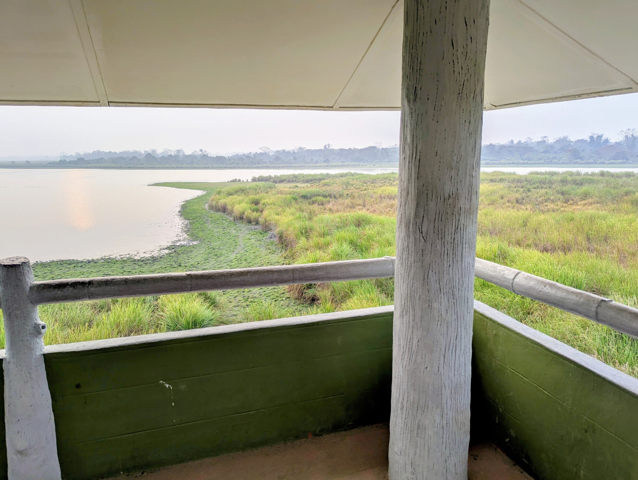 zon over het water in Kaziranga NP Assam India