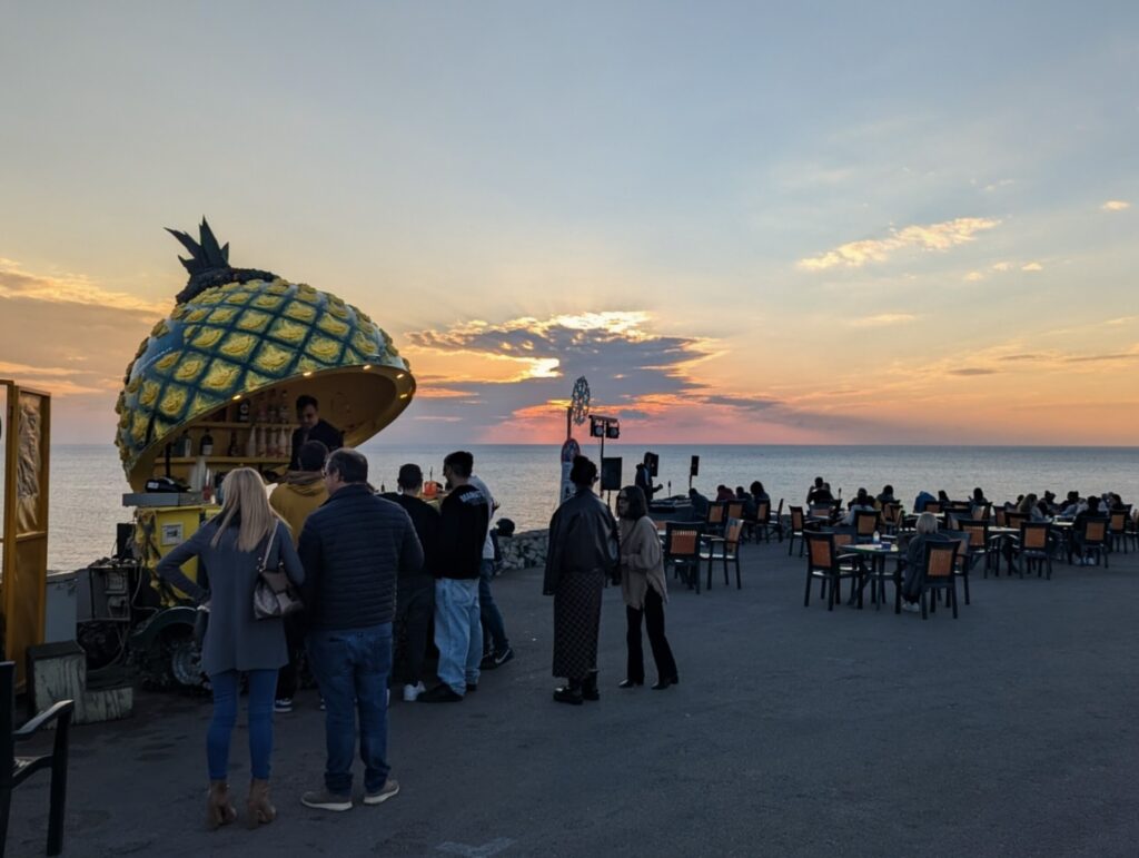 Genieten van de sunset bij Ananasso Leucano op de parkeerplaats