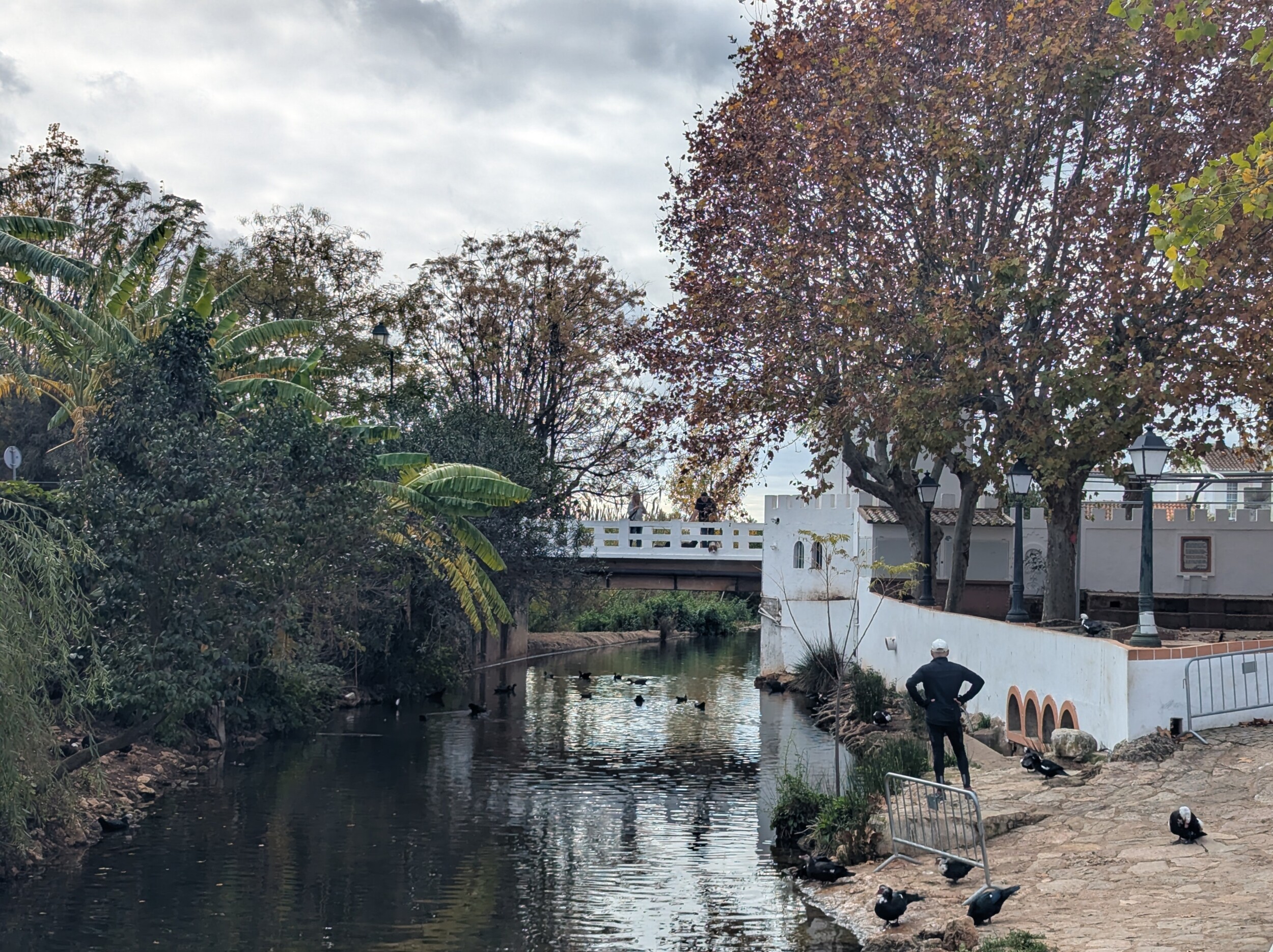 Fonte Pequena bron in Alte met traditionele brug en witgekalkte huizen
