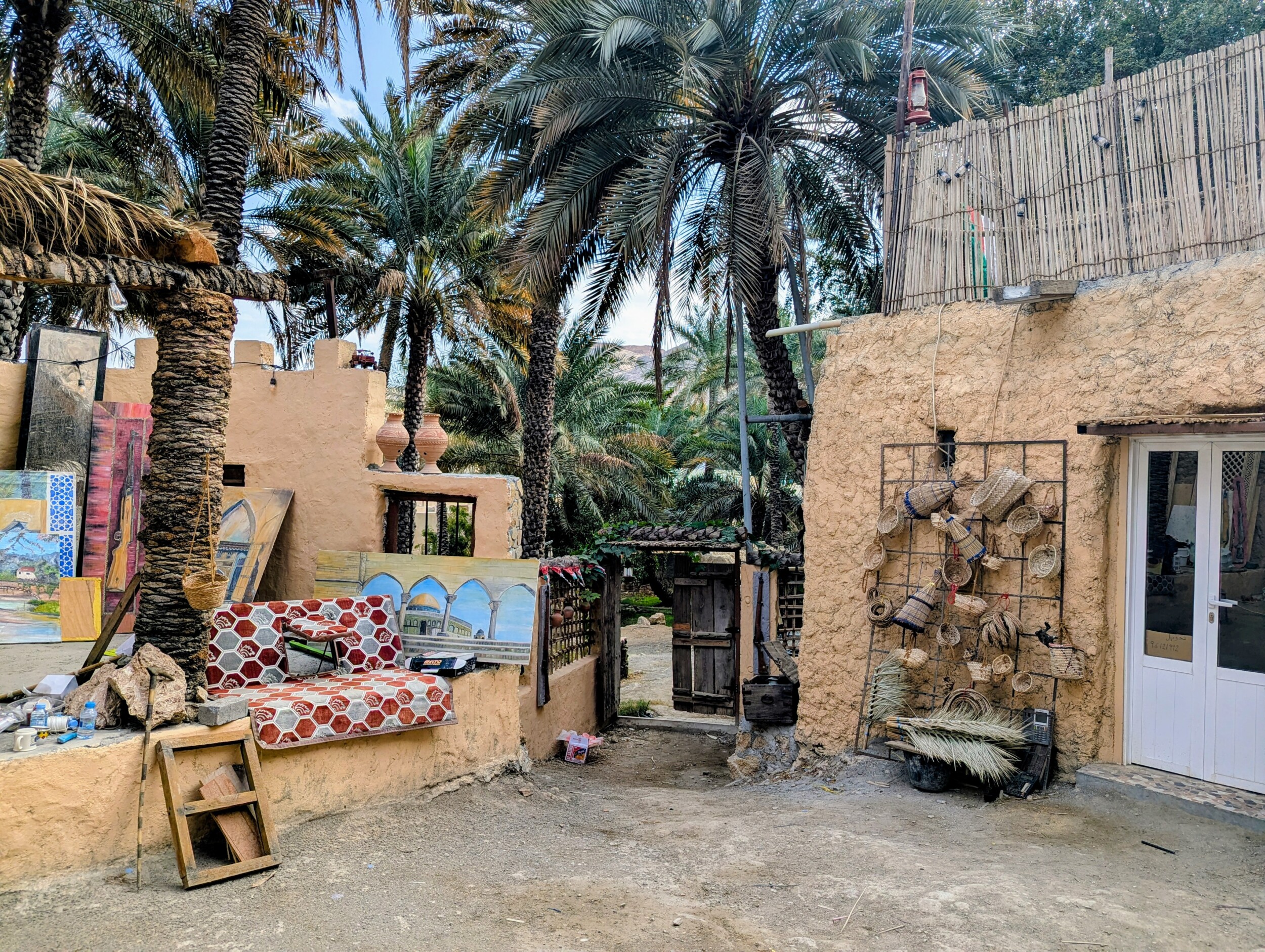 Door de tuin van iemand naar de Owl Tower - Fanja