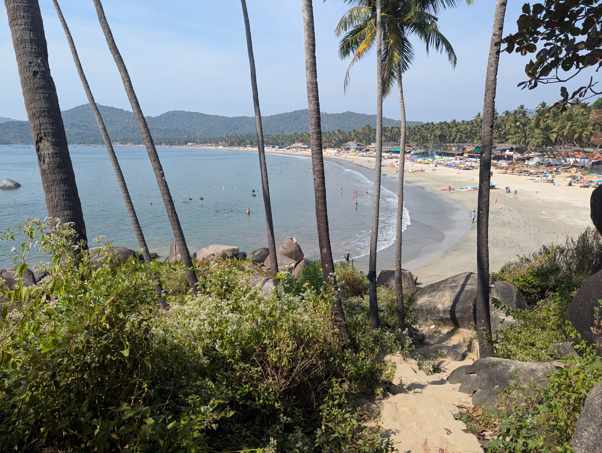 Rotsberg tussen Palolem en Colomb strand - wandelpad
