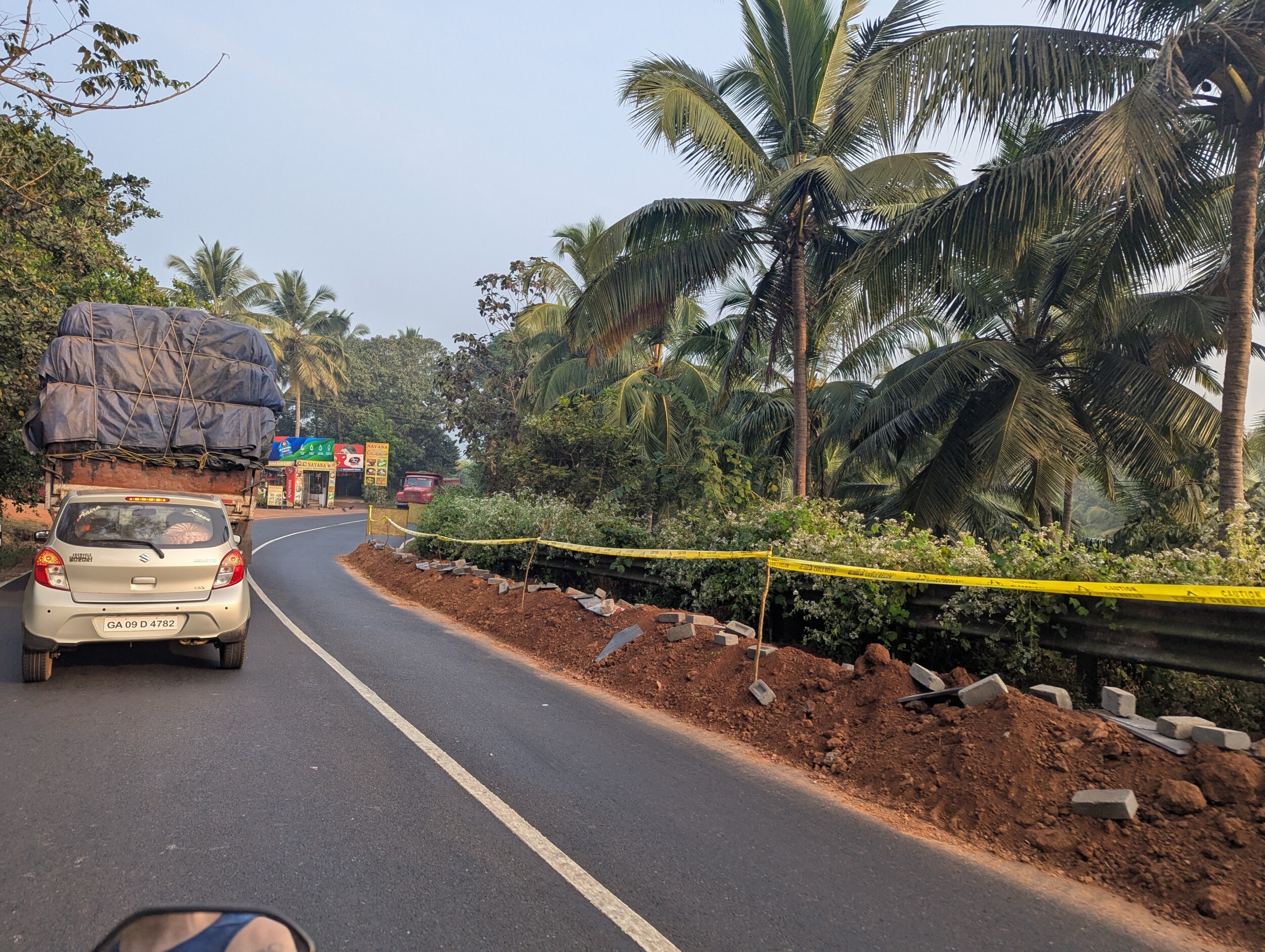 Achterop de scooter - Scooter huren in Goa