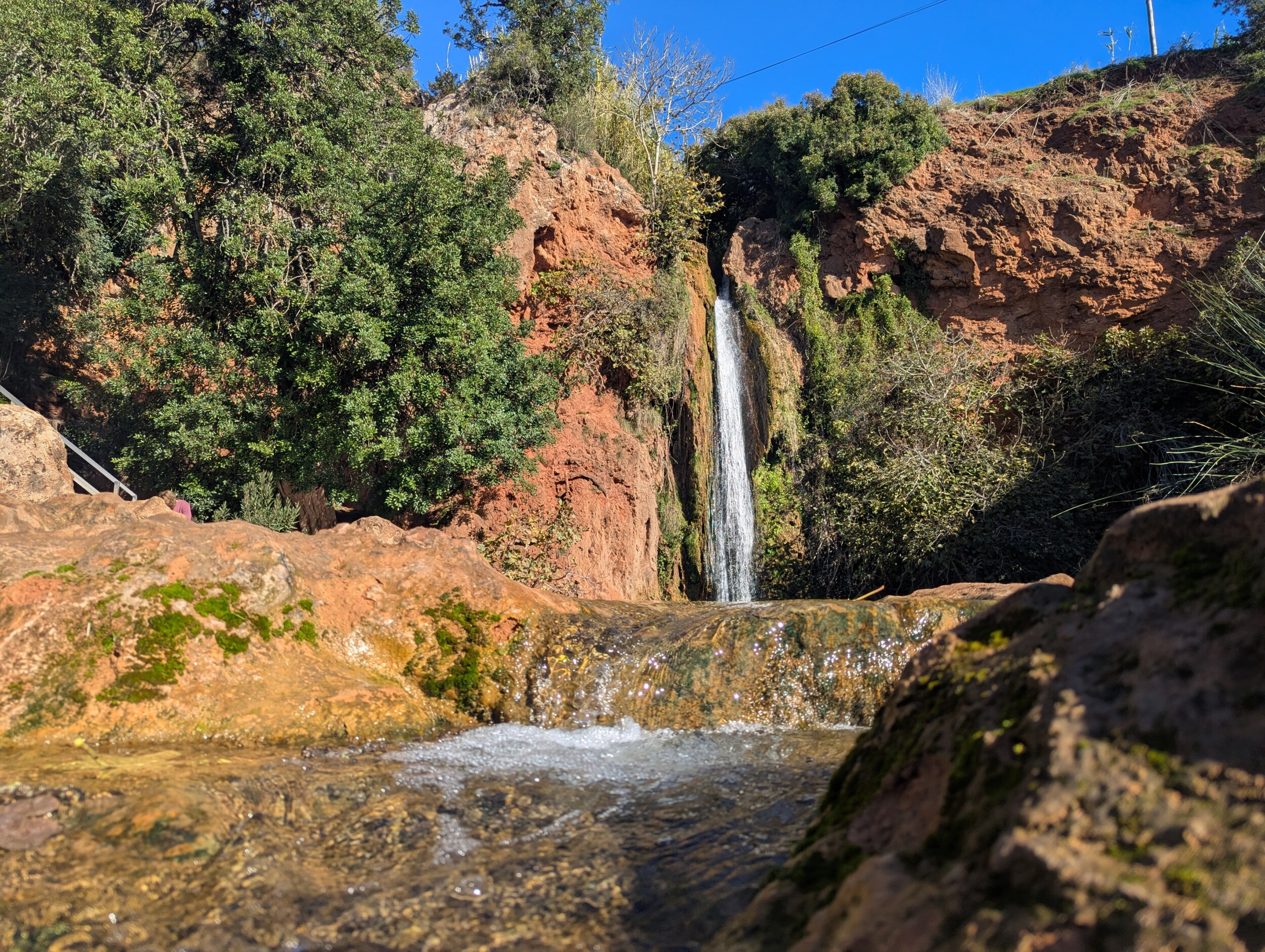 Queda do Vigário waterval in Alte, Algarve met 24 meter vallend water
