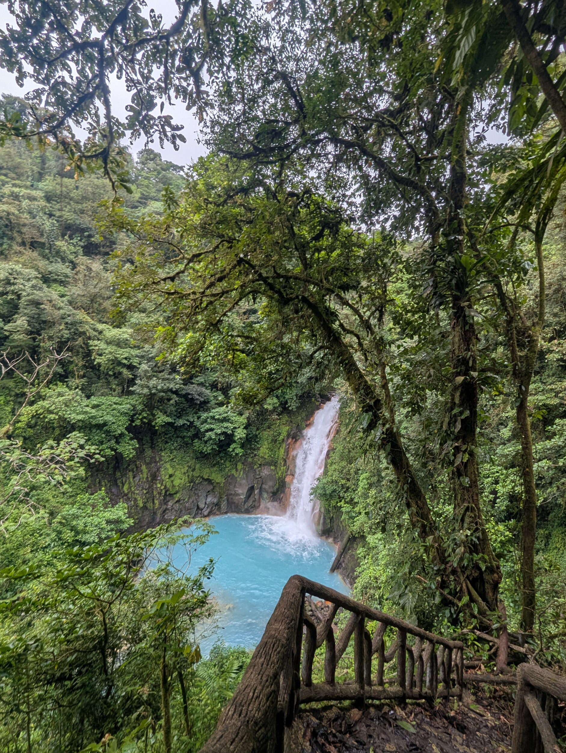 De Rio Celeste waterval in het Tenorio Volcano National Park