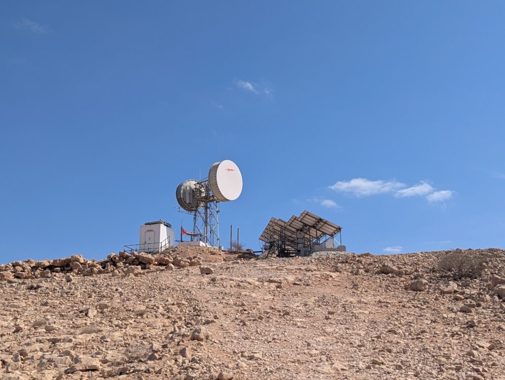 sateliet schotel boven op Sa'al mountain - Jabal Khoneh