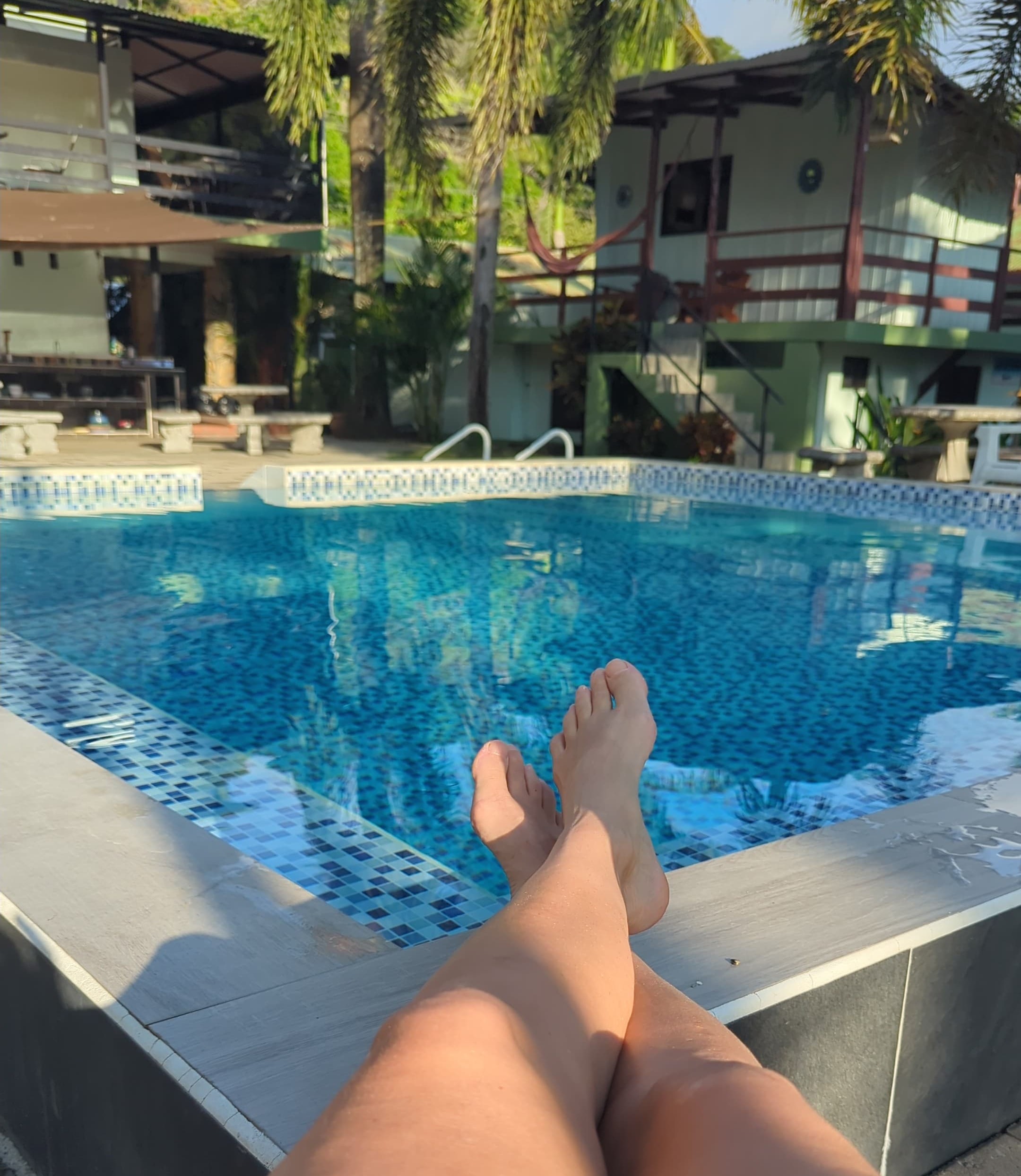 Genieten van het zwembad bij cabinas brisas del mar - Playa Hermosa