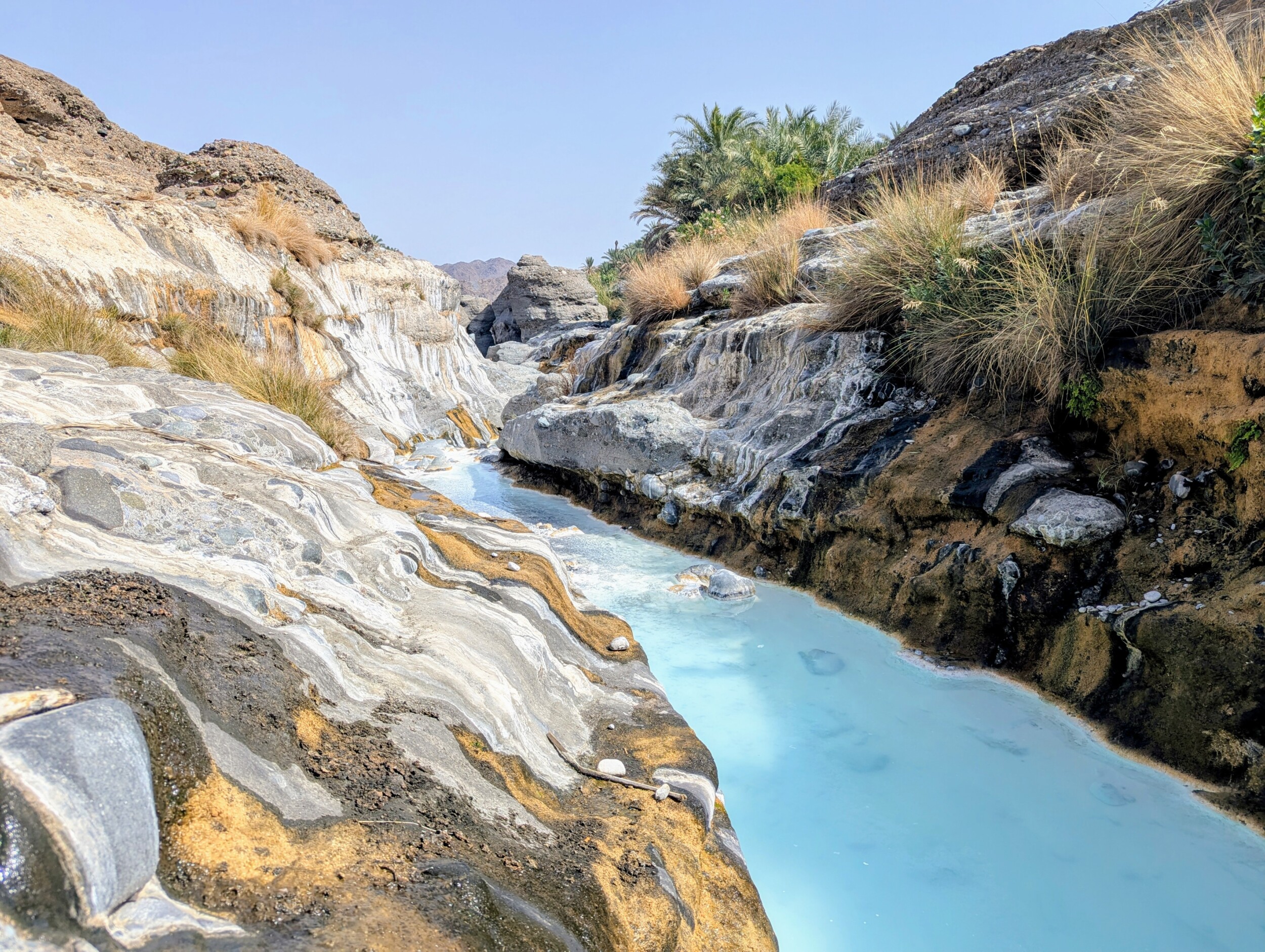 De turquoise wateren van Wadi Hoqain nabij Rustaq