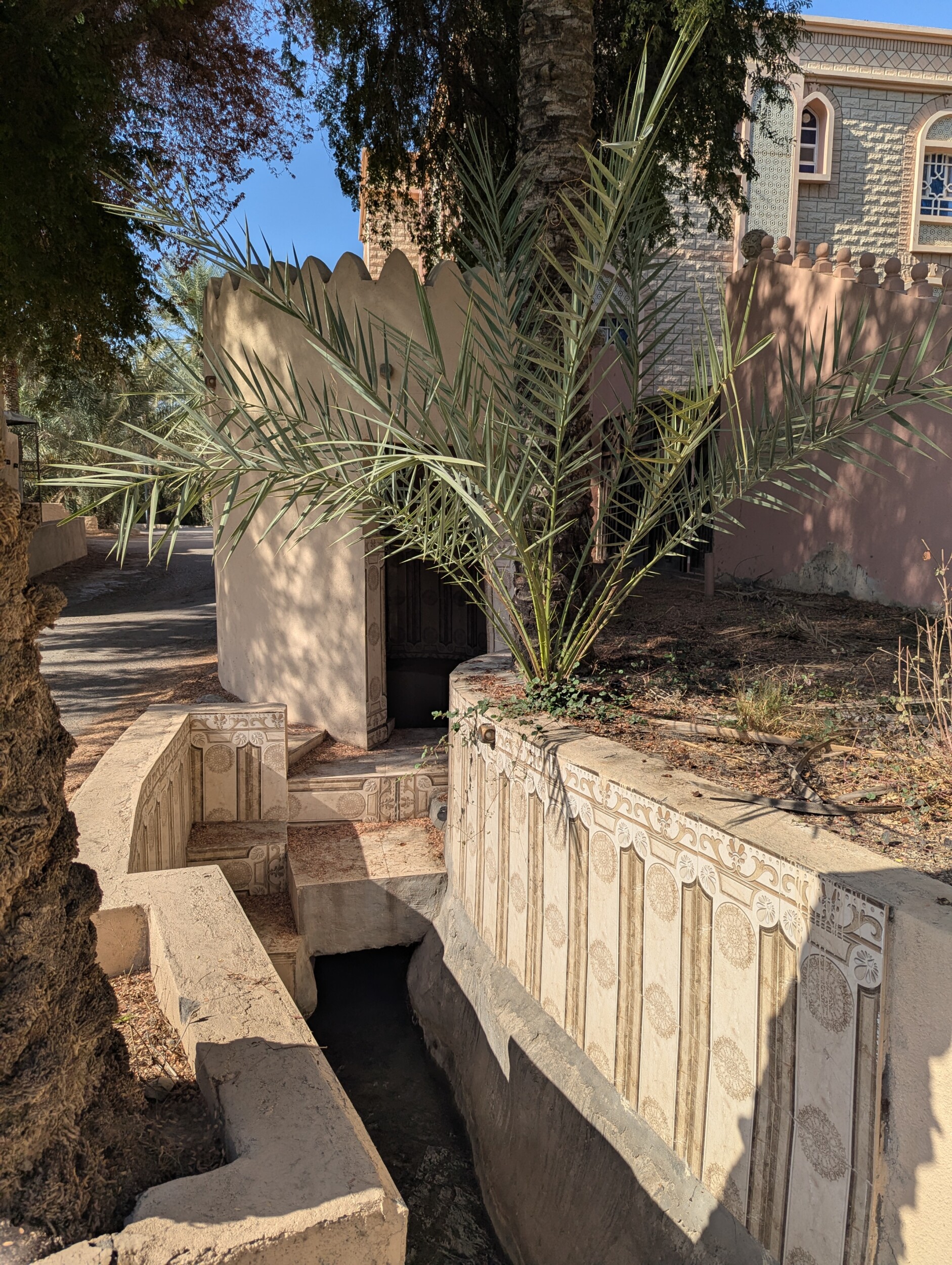 Mooi rond gebouw boven de falaj, Rustaq Oman