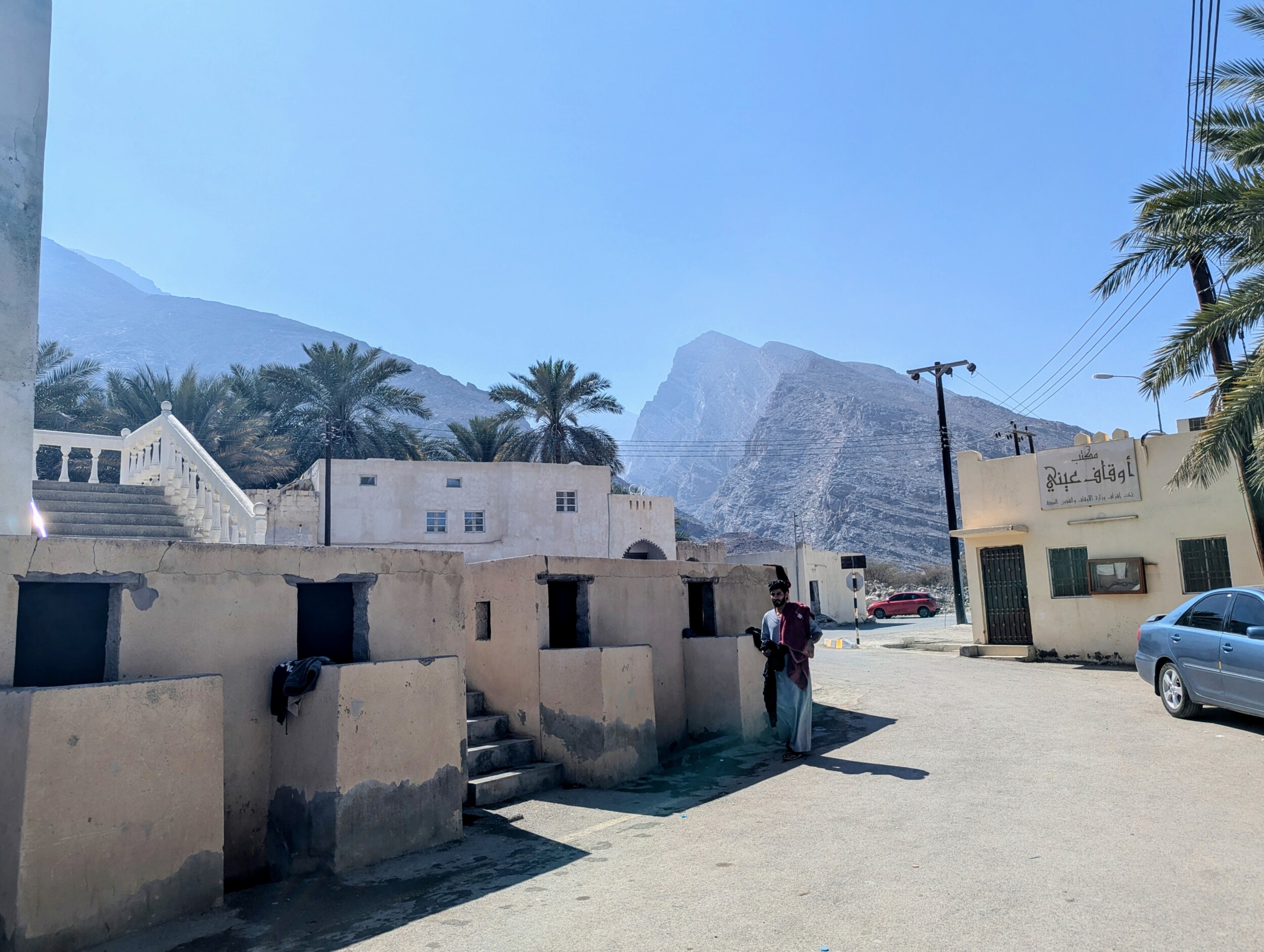 Hokjes zoals vroeger, gewoon langs de weg boven de Falaj om je te wassen