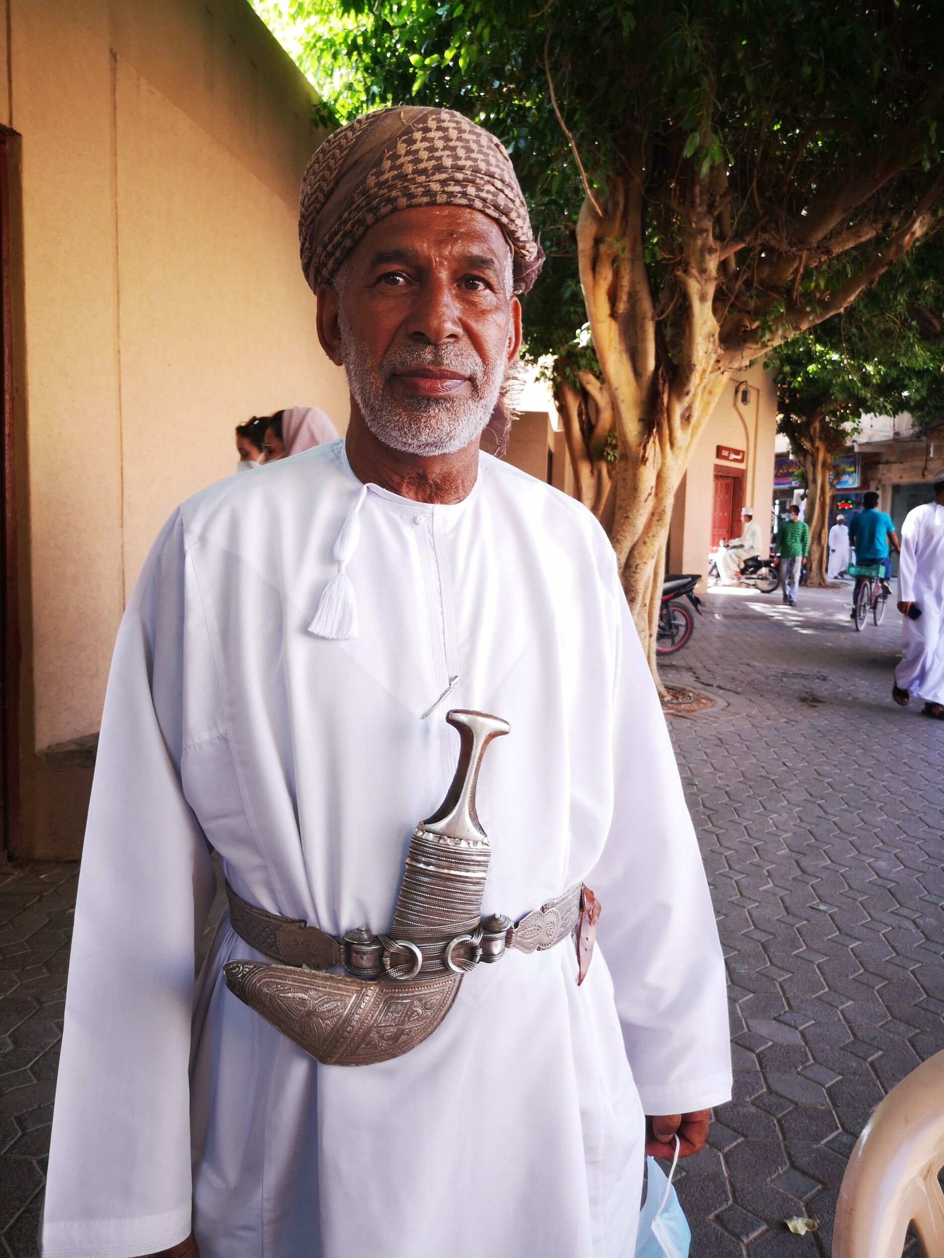Authentiek Omaanse kledij met Khanjar