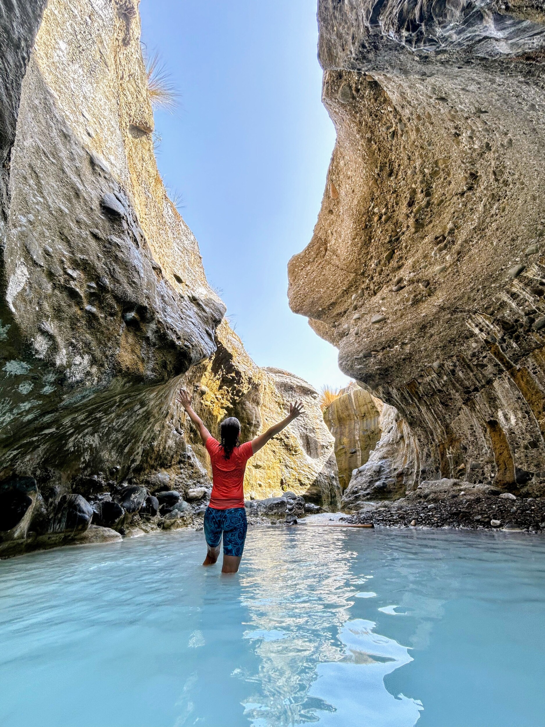 Kleding aan tijdens je zwemsessie in Wadi Hoqain