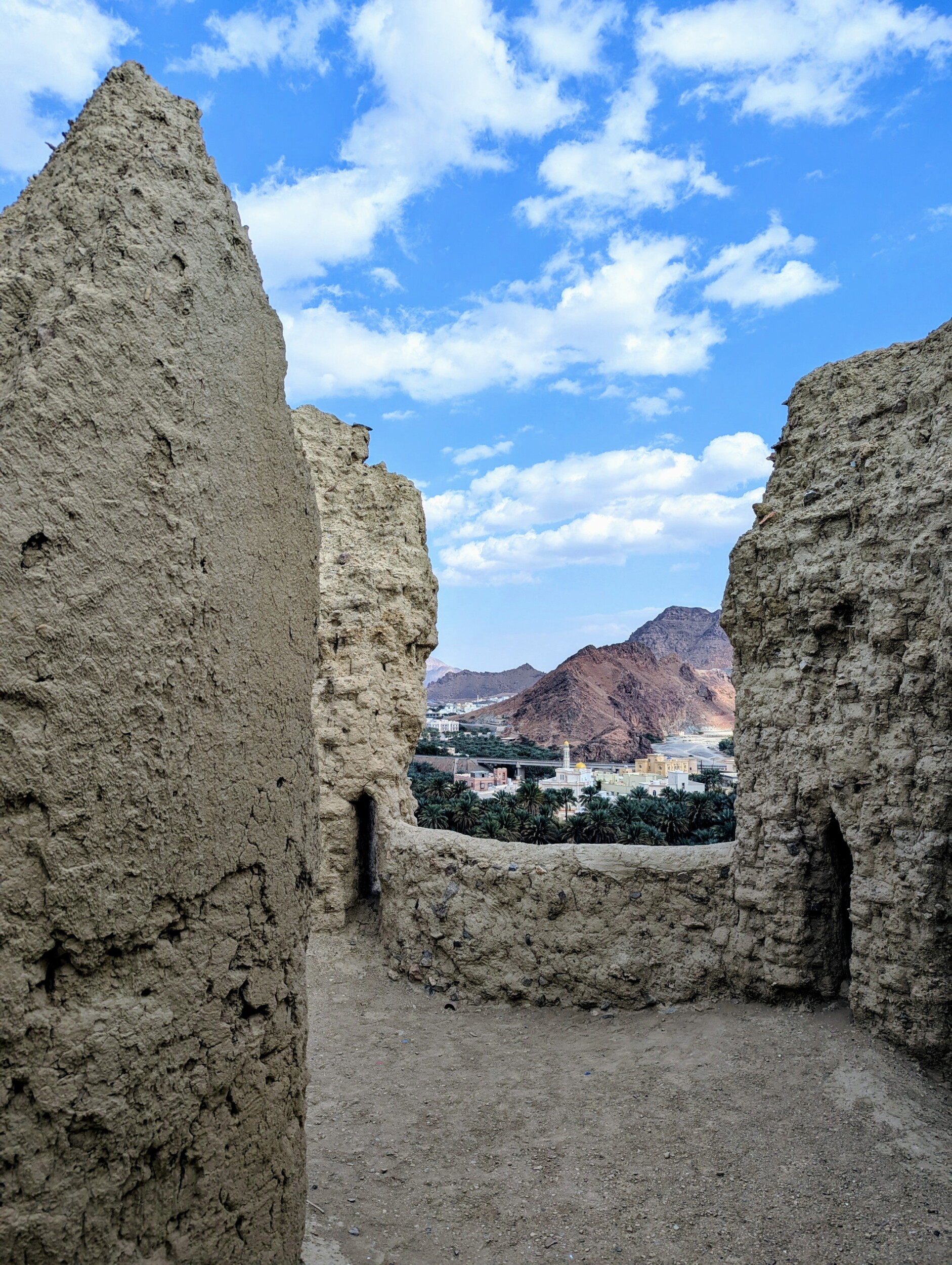 Lopen in het oude Fanja Fort Oman