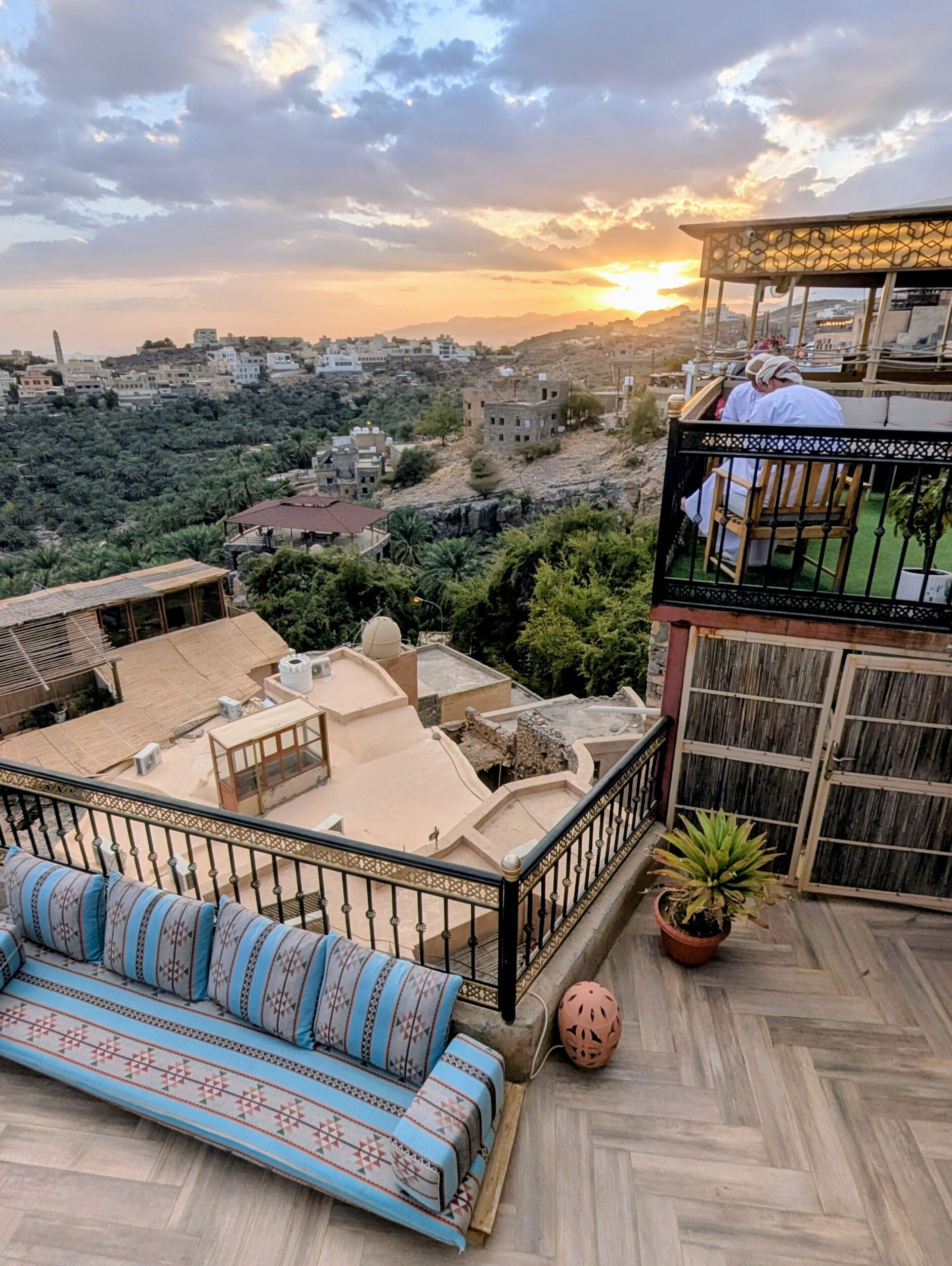 Misfat Al Abriyeen in de avond