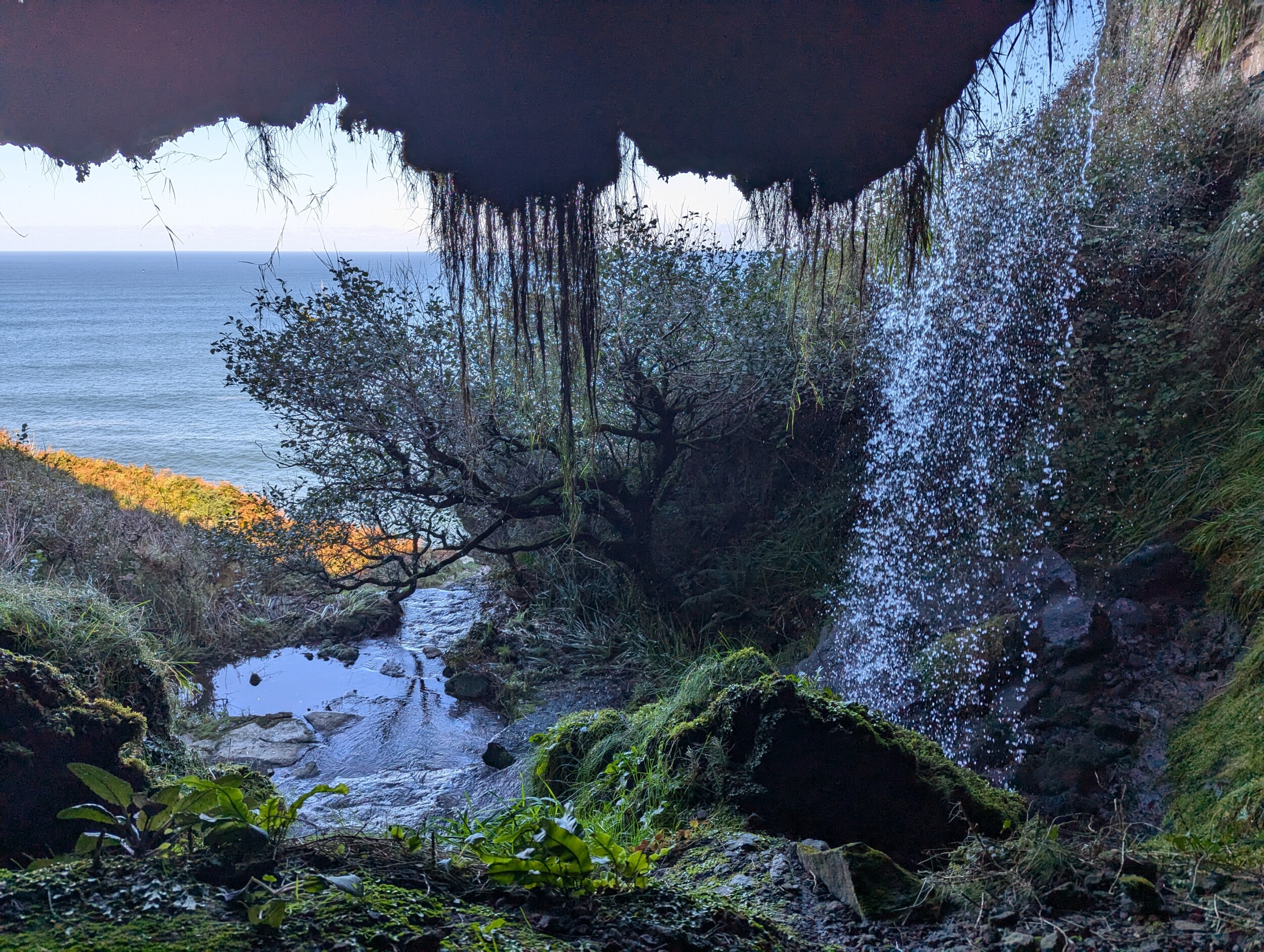 Watervallen tijdens het Wandelen langs de kust nabij Gijon - Costa Verde