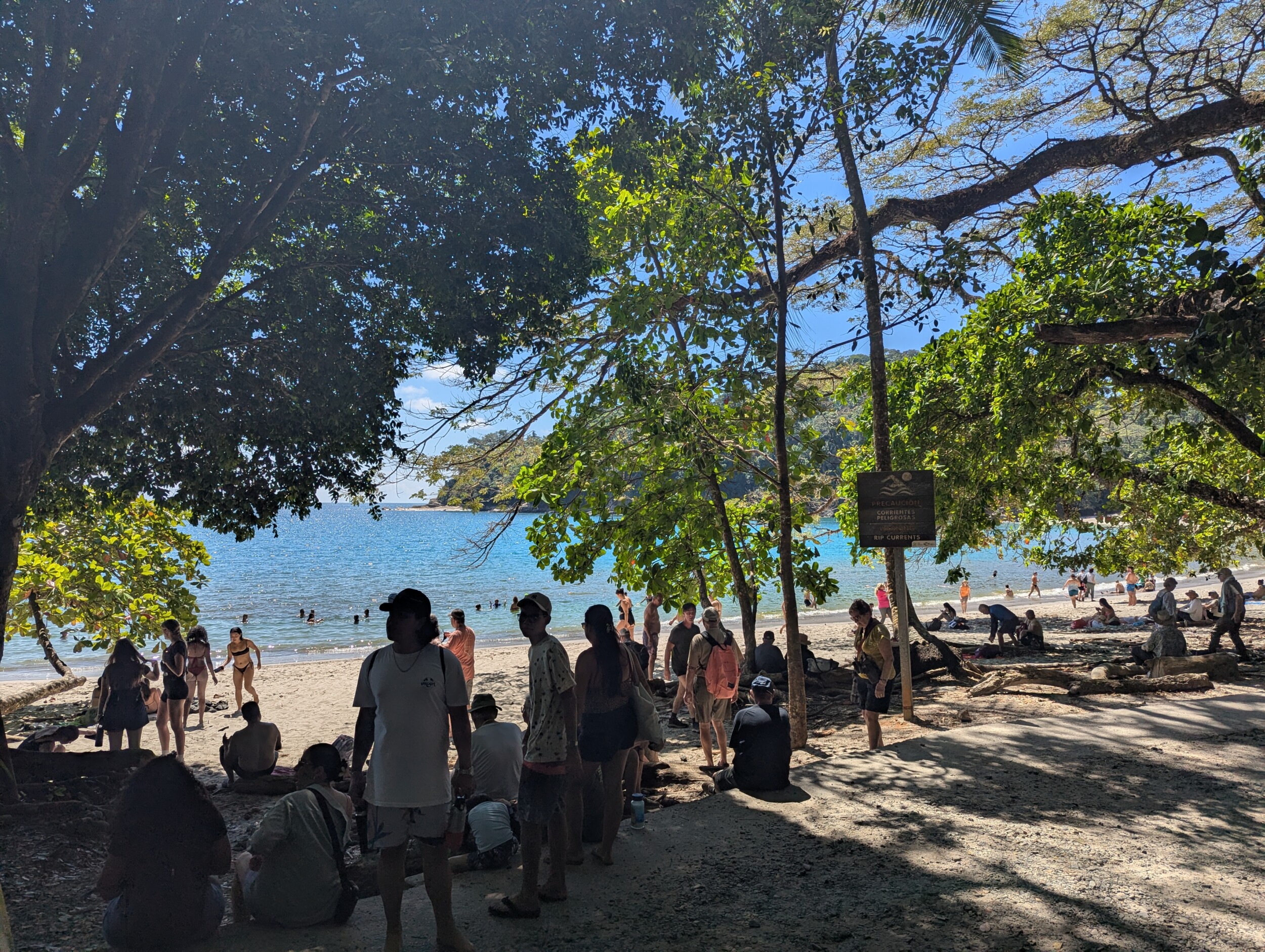 Drukke strand in Manuel Antonio park - Costa Rica