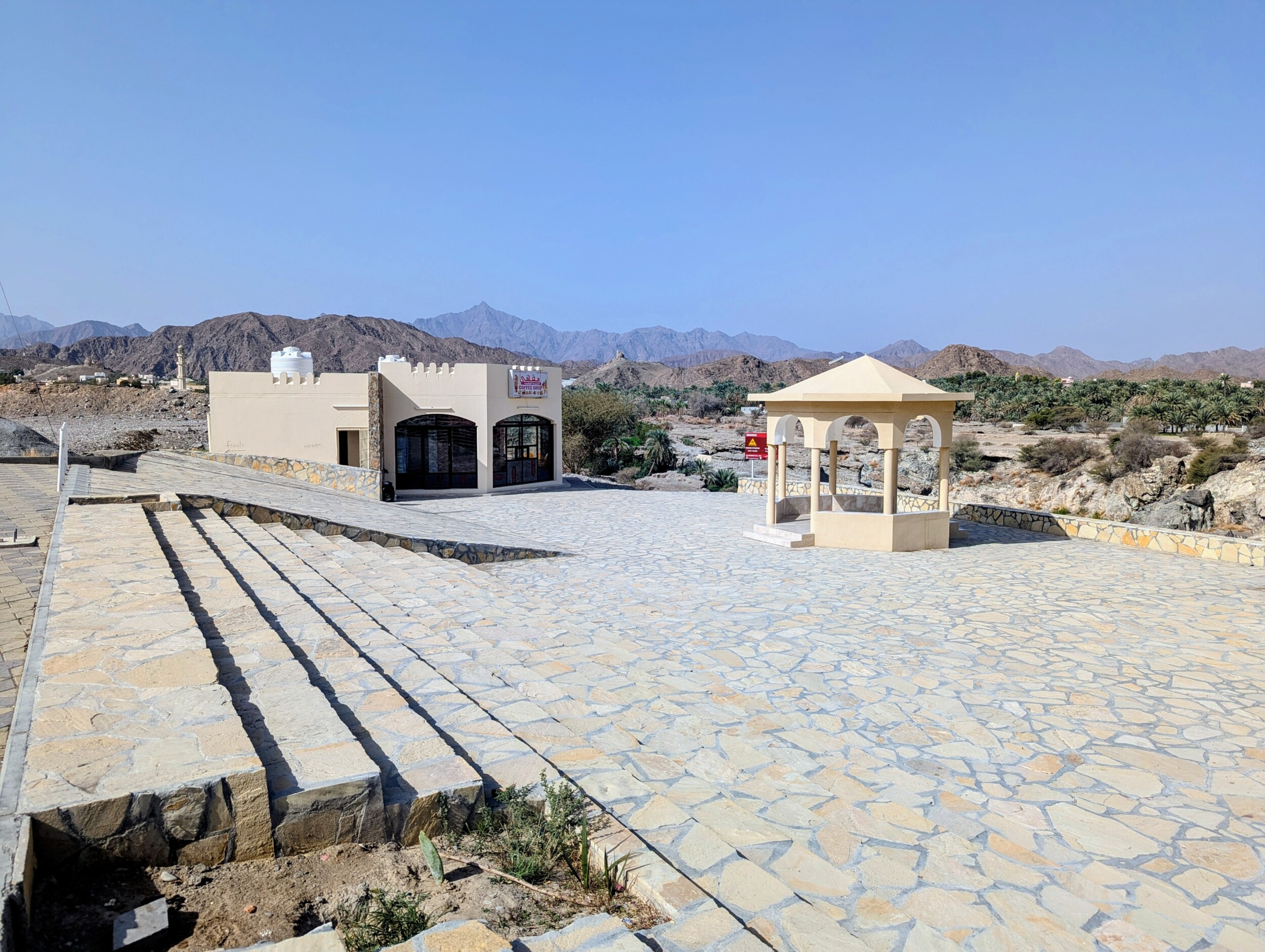 Parkeerplaats bij de start van wadi Hoqain