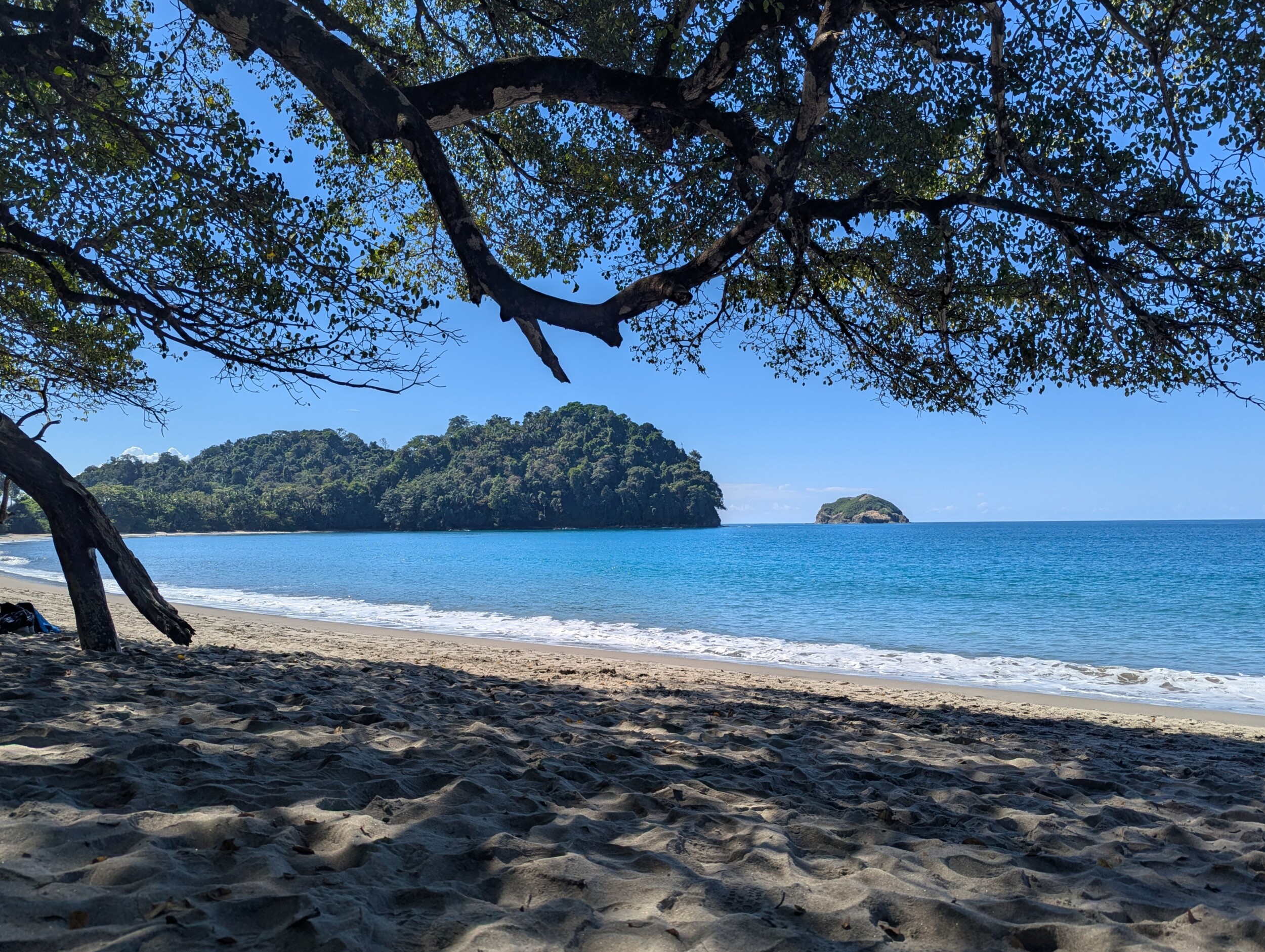 Rustige strand in Manuel Antonio park - Costa Rica