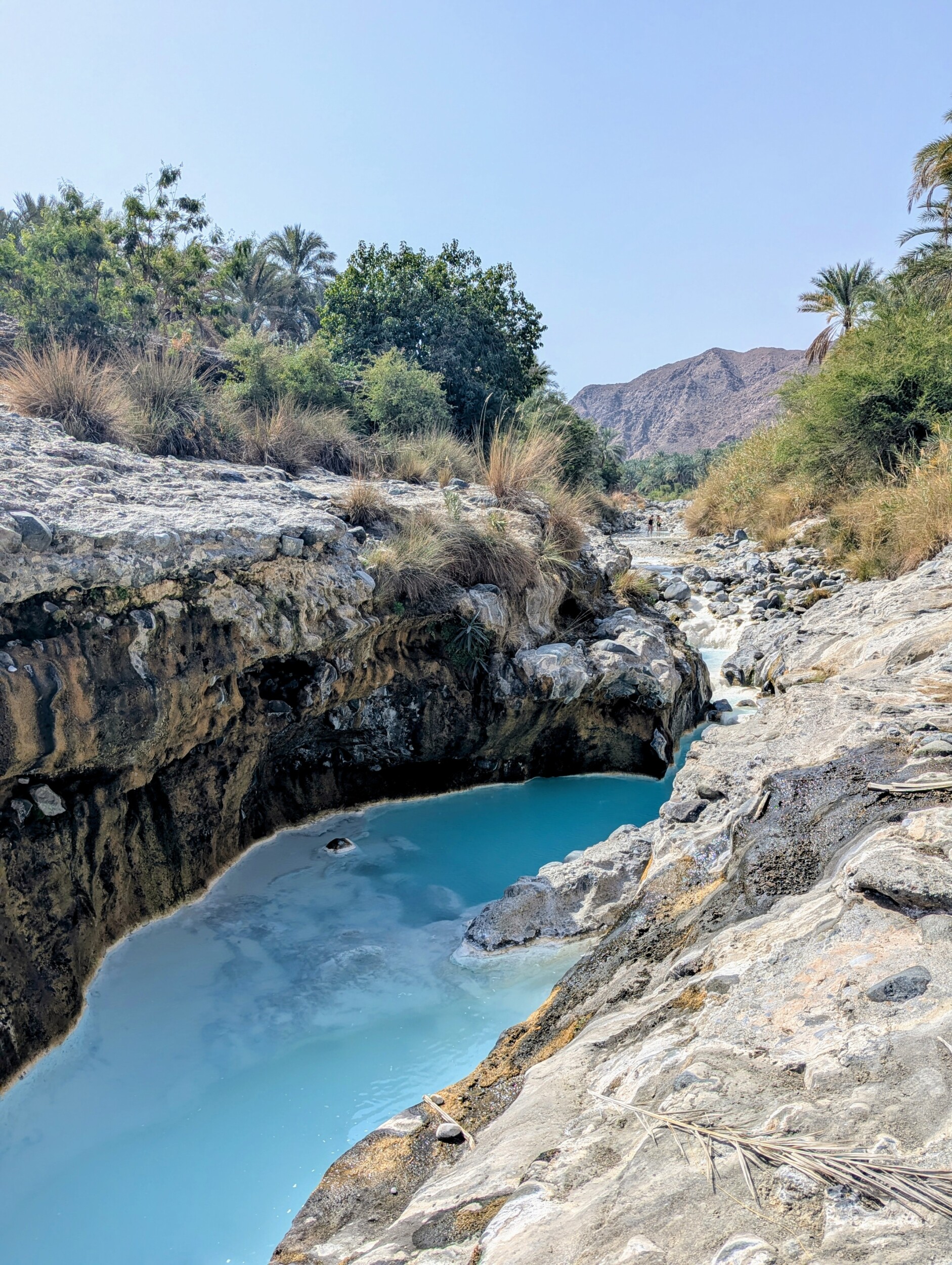 Turquoise naar wit water bij Wadi Hoqain Oman