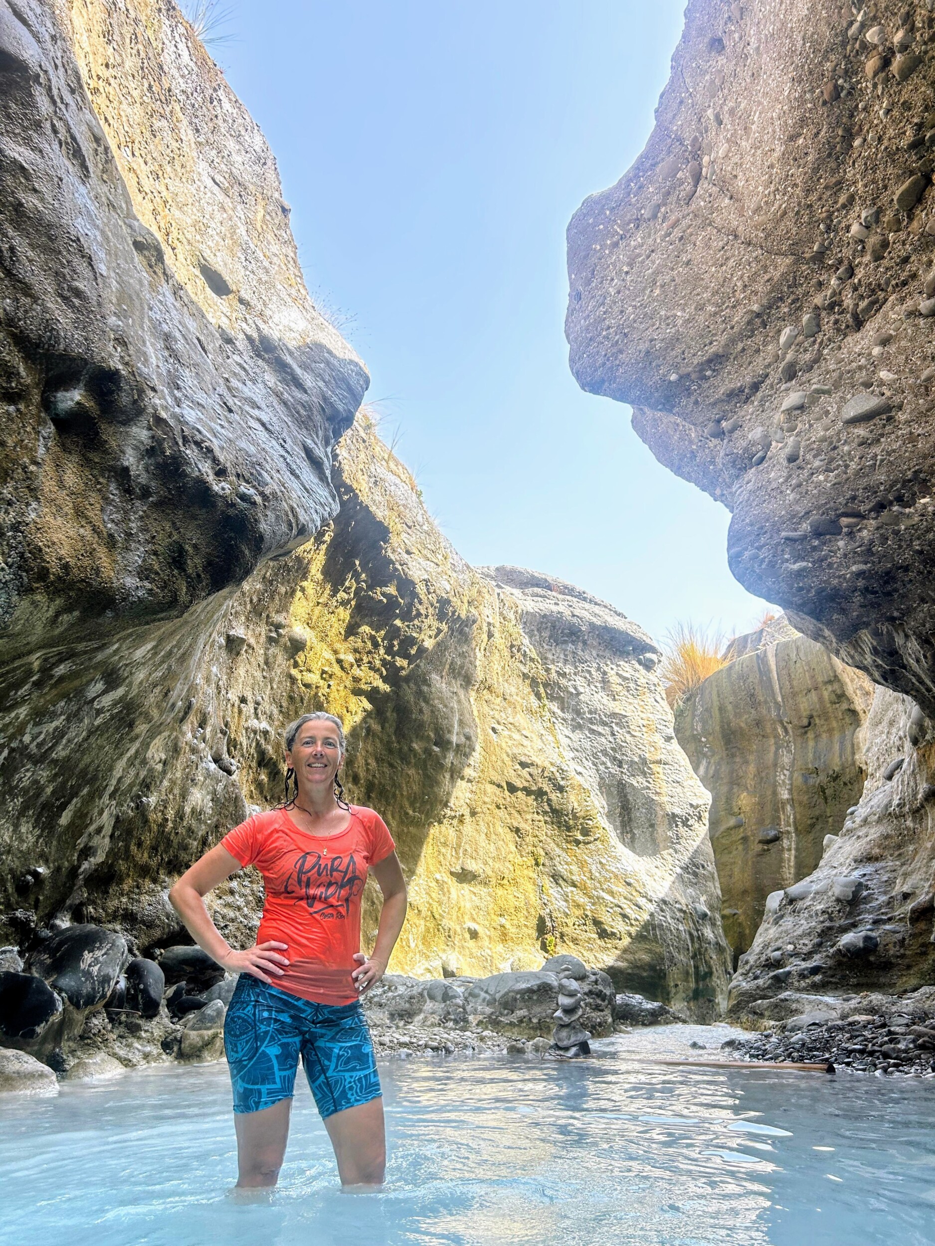 Zwemmen in de turquoise wateren van Wadi Hoqain nabij Rustaq