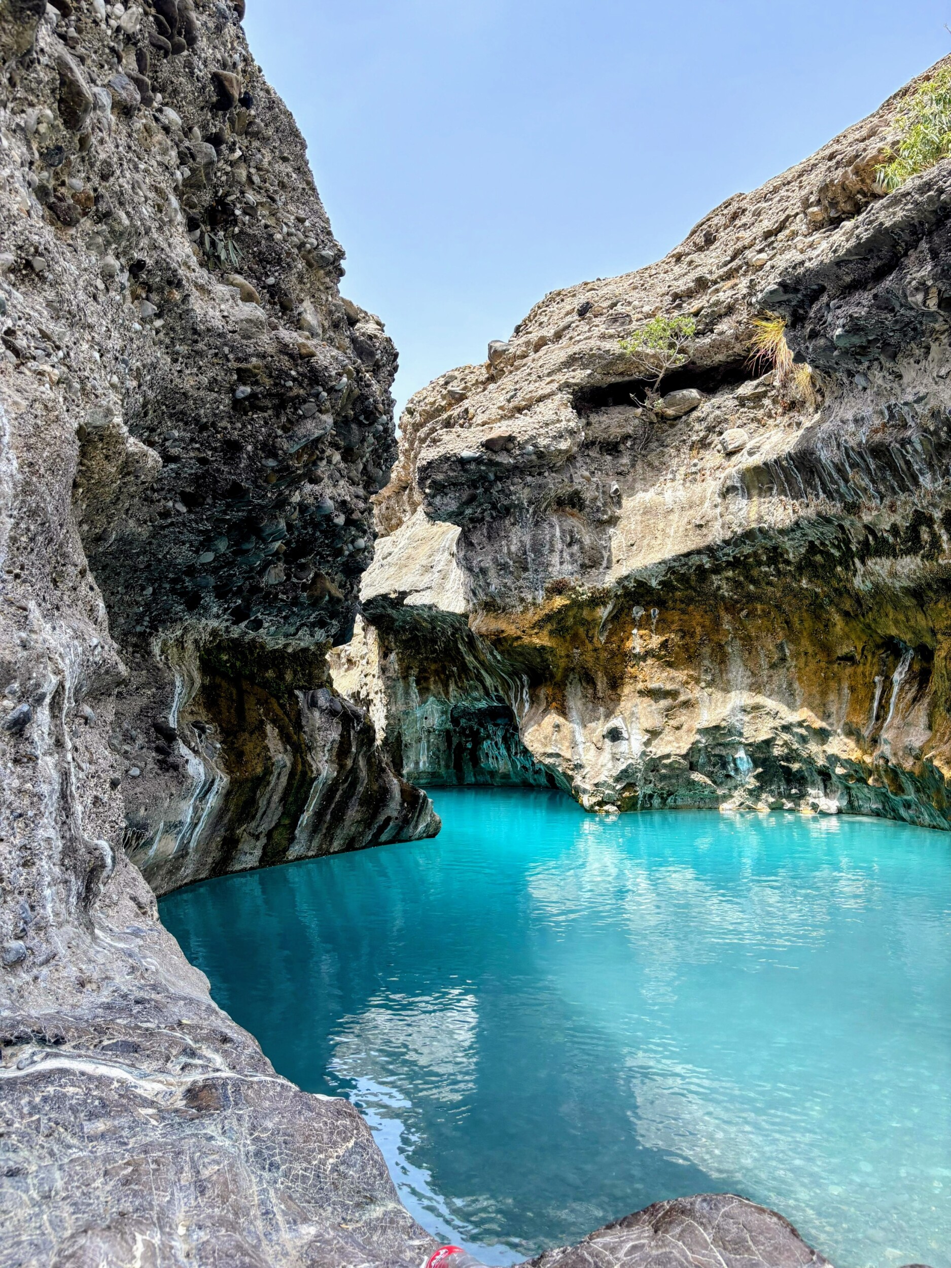 Zwemmen in de turquoise frisse wateren van Wadi Hoqain nabij Rustaq