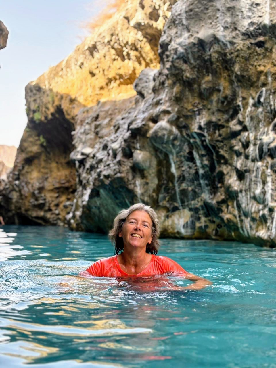 Zwemmen in de turquoise wateren van Wadi Hoqain nabij Rustaq