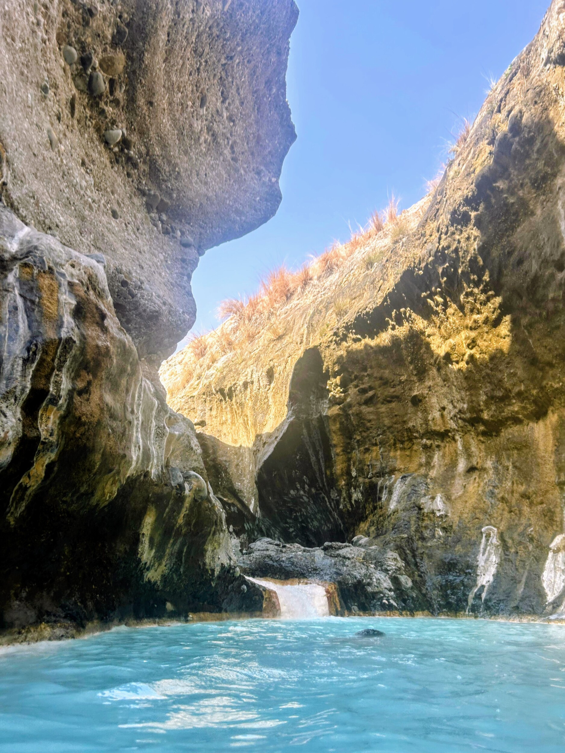 Zwemmen van turquoise naar wit water bij Wadi Hoqain Oman