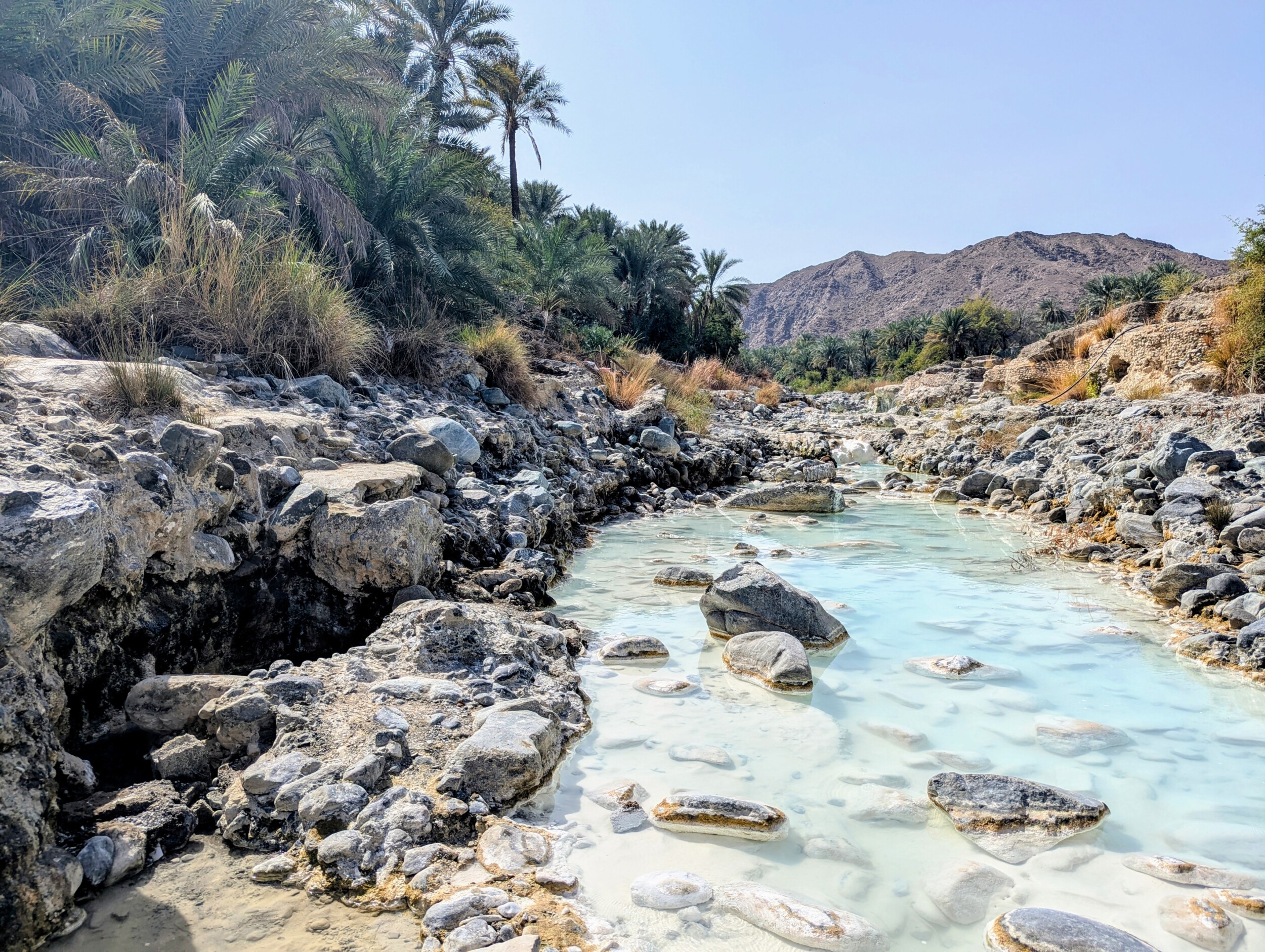 Links in beeld is de hotspring bij Wadi Hoqain Oman