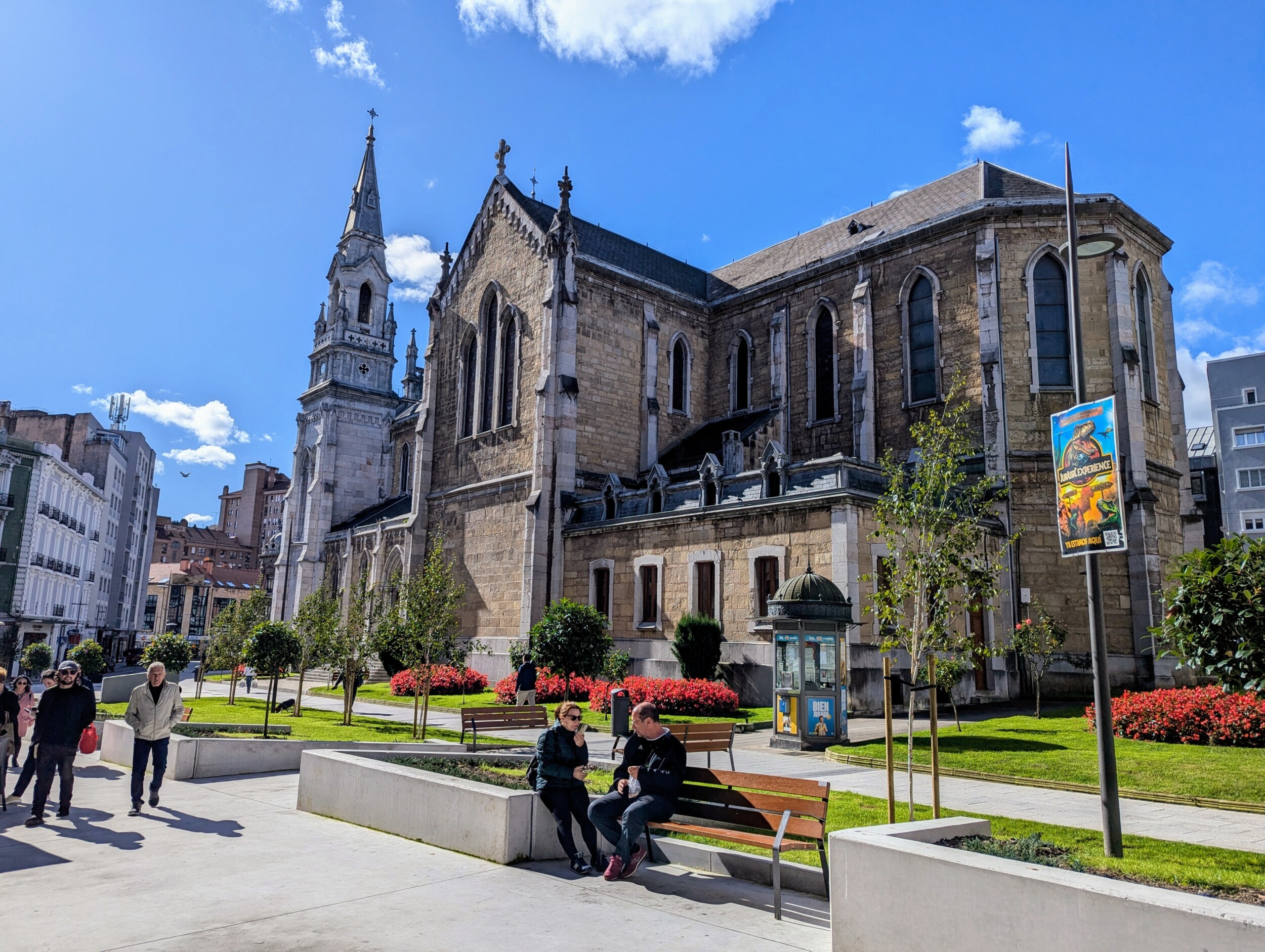 Het prachtige Iglesia de Santo Tomás de Canterbury - Avilés bezienswaardigheden: wat te doen in deze verrassende stad in Asturië