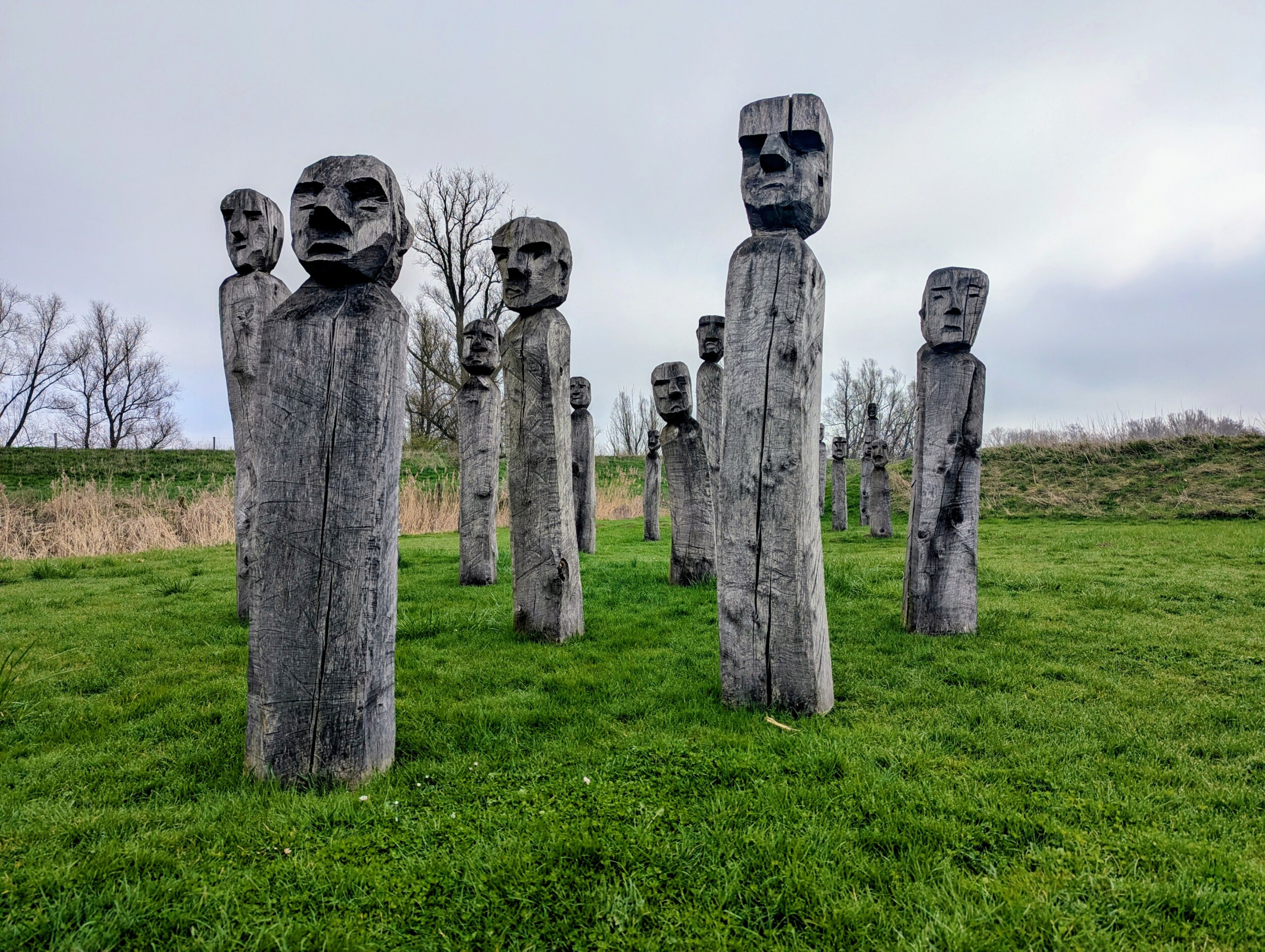Kunstwerk Menschenkinder op etappe 18 Romeinse Limespad - meerdaagse wandeling gelderland