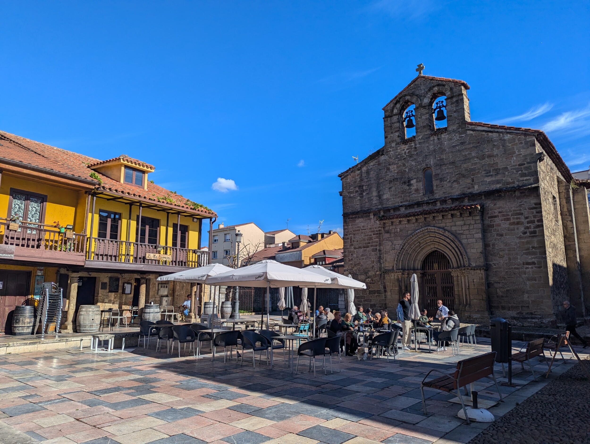 Plein Plaza del Carbayo in Aviles - Asturias Spanje