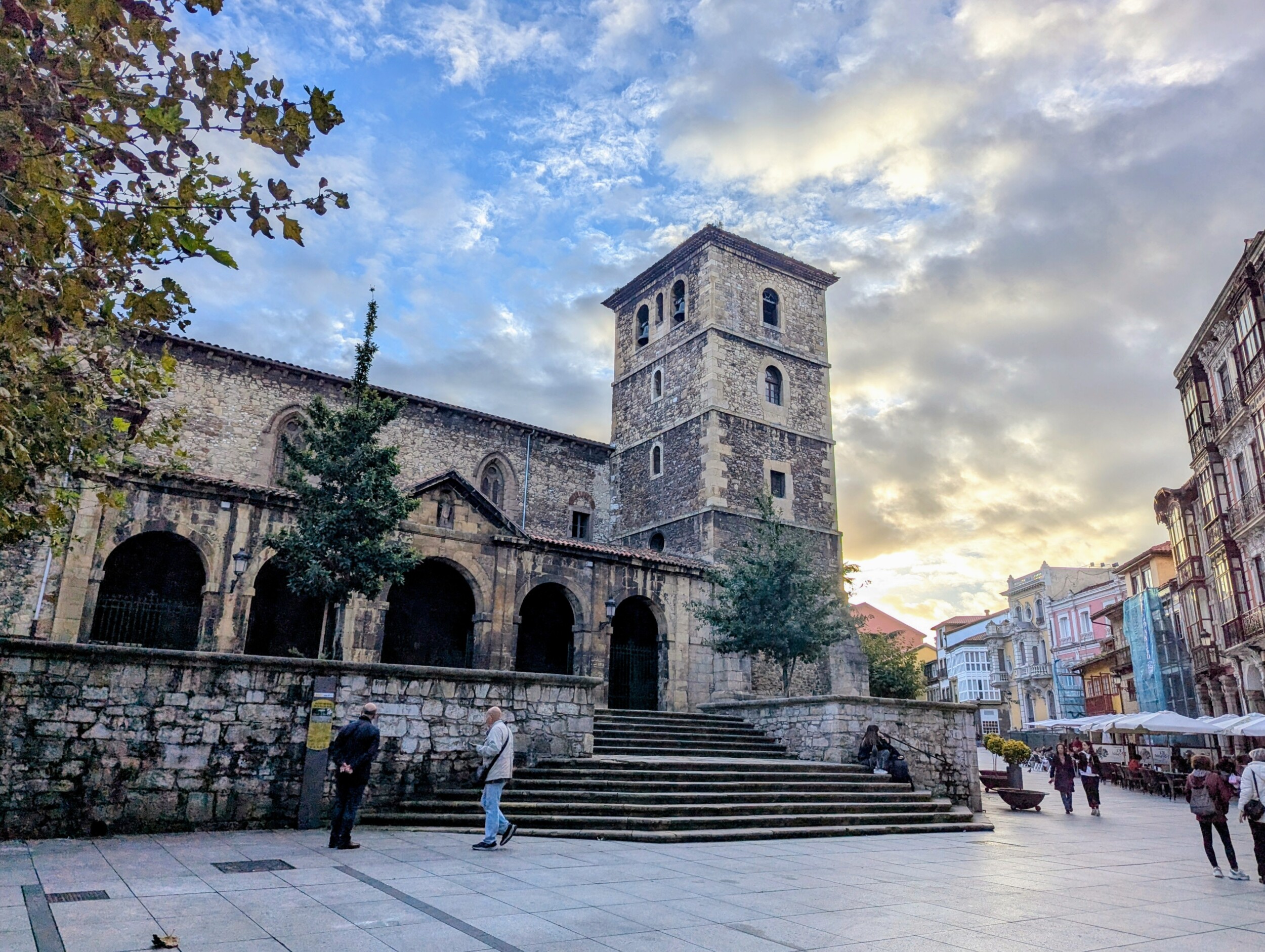 Plaza Espana met aangrenzend de kerk San Nicolas de Bari - Avilés bezienswaardigheden: wat te doen in deze verrassende stad in Asturië