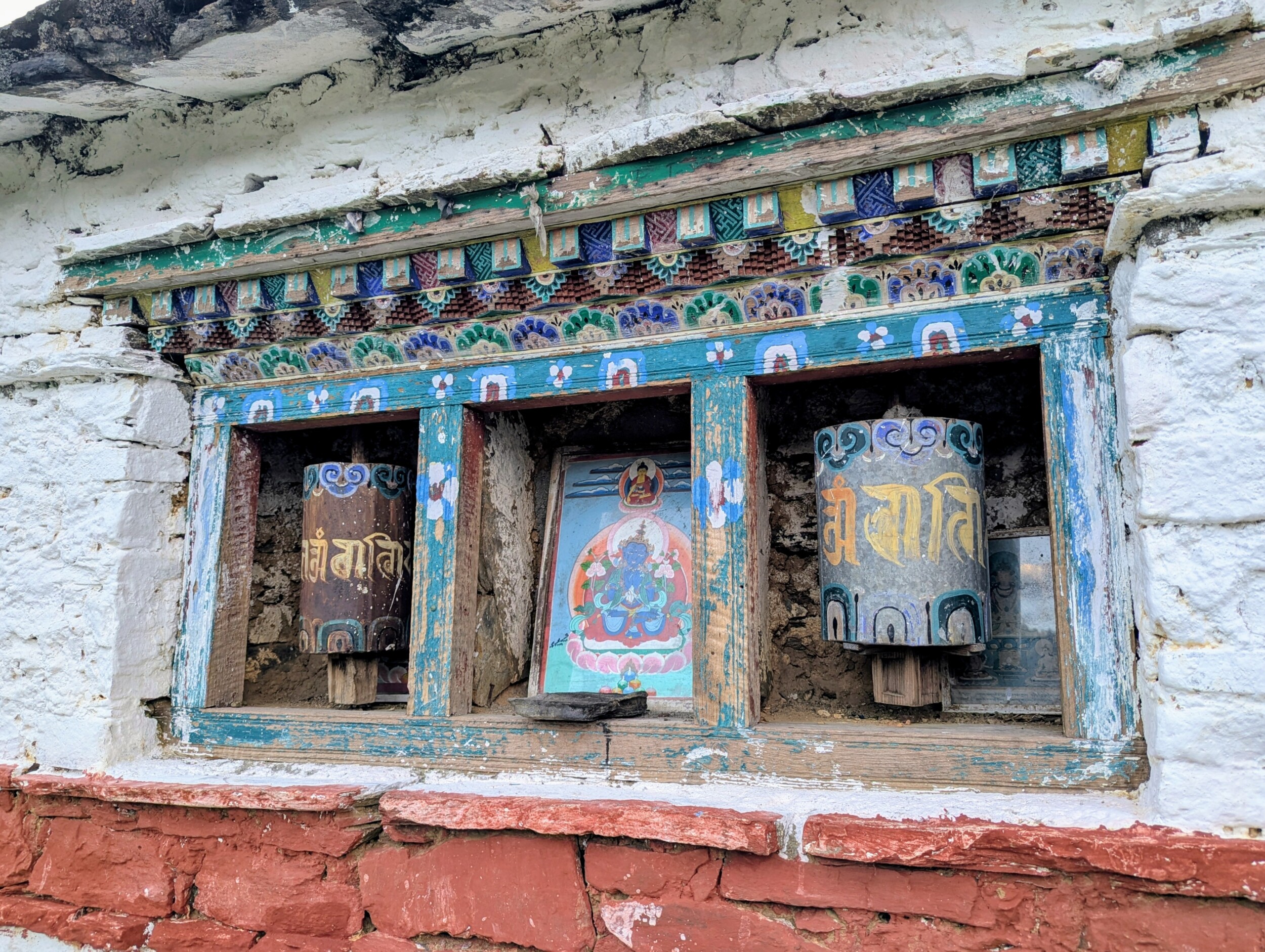 Gebedswielen bij een klooster in Noordoost India