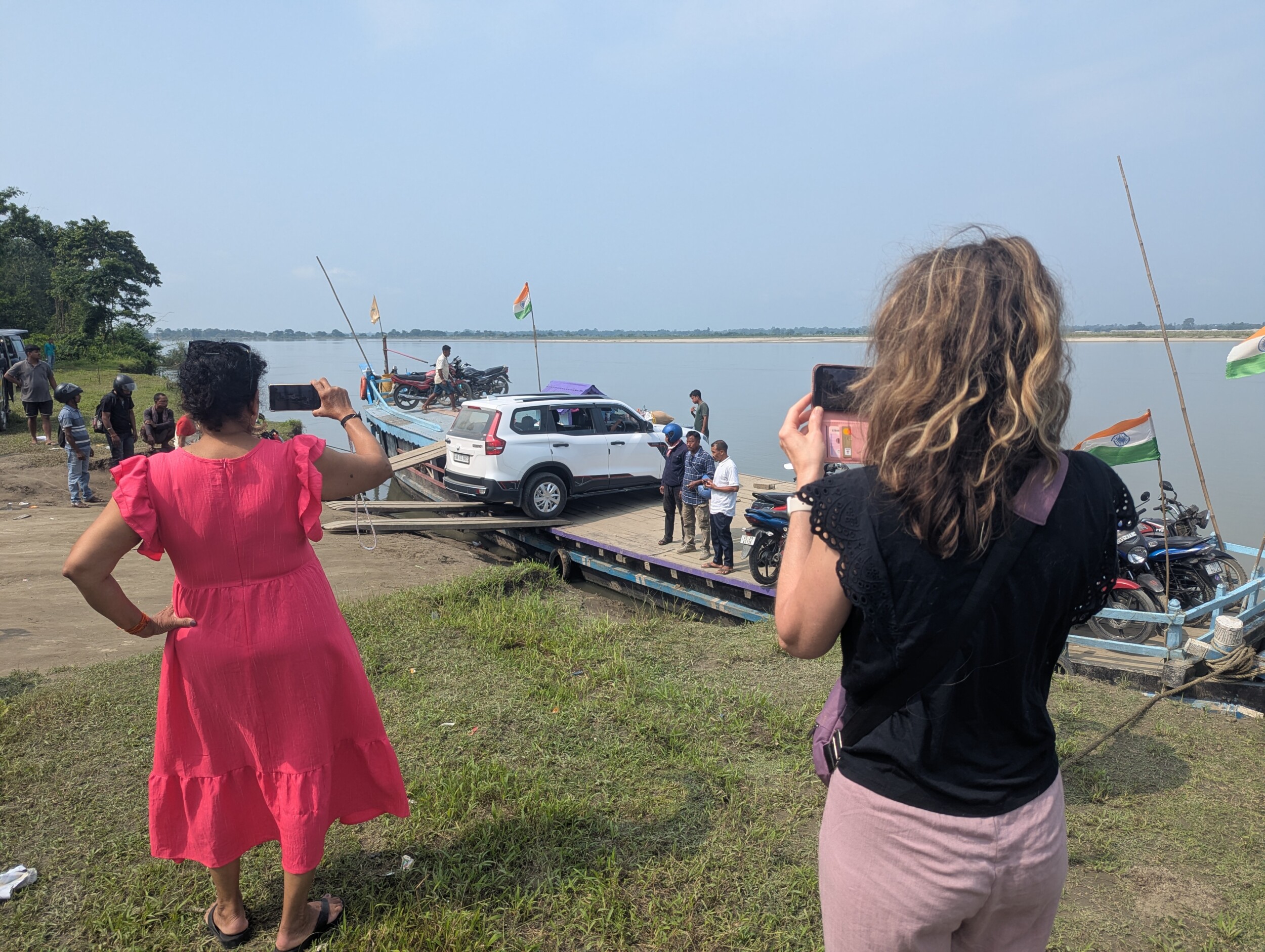 Met de Pont riviereneiland Majuli verlaten - Noordoost India