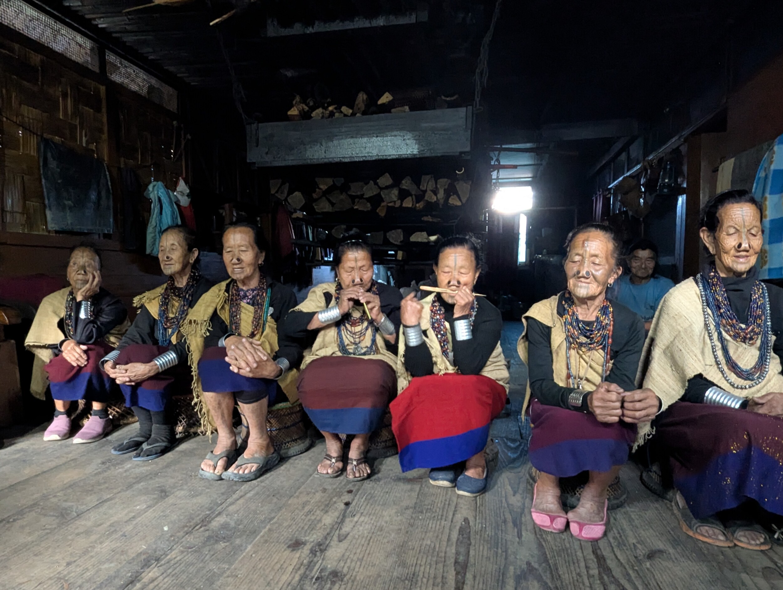 De Apatani vrouwen met neusplugs in de Ziro Valley